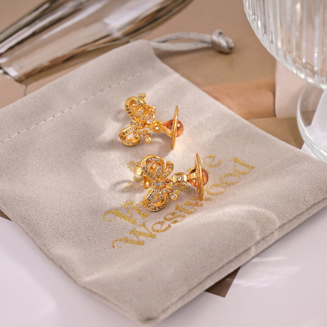 ❤️85包邮/原单代购级别
英国代购 Vivienne Westwood薇薇安西太后土星 耳钉👌优雅大方精工设计   非常修饰脸型    青春活力    一眼就被这款吸引了   非常漂亮的颜色搭配   时尚又俏皮 ✌️✌️