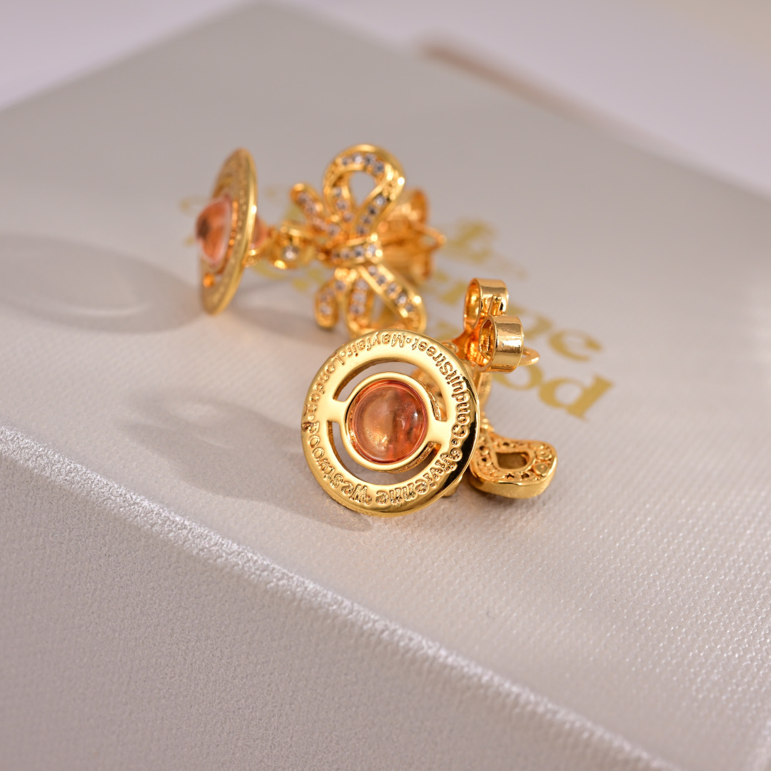 ❤️85包邮/原单代购级别
英国代购 Vivienne Westwood薇薇安西太后土星 耳钉👌优雅大方精工设计   非常修饰脸型    青春活力    一眼就被这款吸引了   非常漂亮的颜色搭配   时尚又俏皮 ✌️✌️