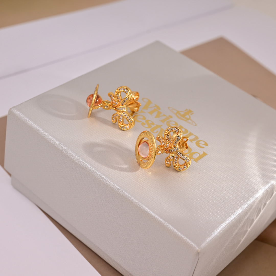 ❤️85包邮/原单代购级别
英国代购 Vivienne Westwood薇薇安西太后土星 耳钉👌优雅大方精工设计   非常修饰脸型    青春活力    一眼就被这款吸引了   非常漂亮的颜色搭配   时尚又俏皮 ✌️✌️