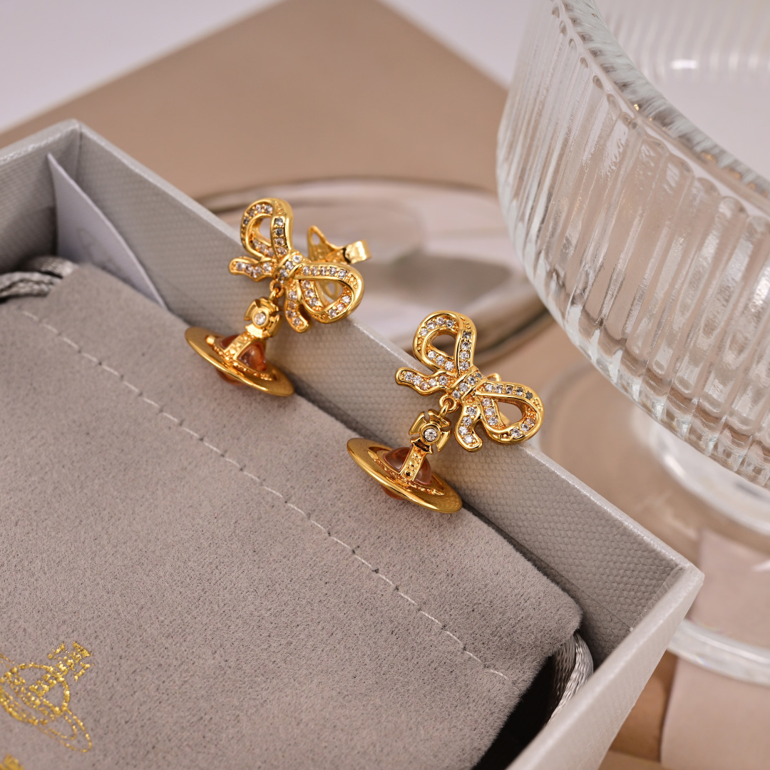 ❤️85包邮/原单代购级别
英国代购 Vivienne Westwood薇薇安西太后土星 耳钉👌优雅大方精工设计   非常修饰脸型    青春活力    一眼就被这款吸引了   非常漂亮的颜色搭配   时尚又俏皮 ✌️✌️