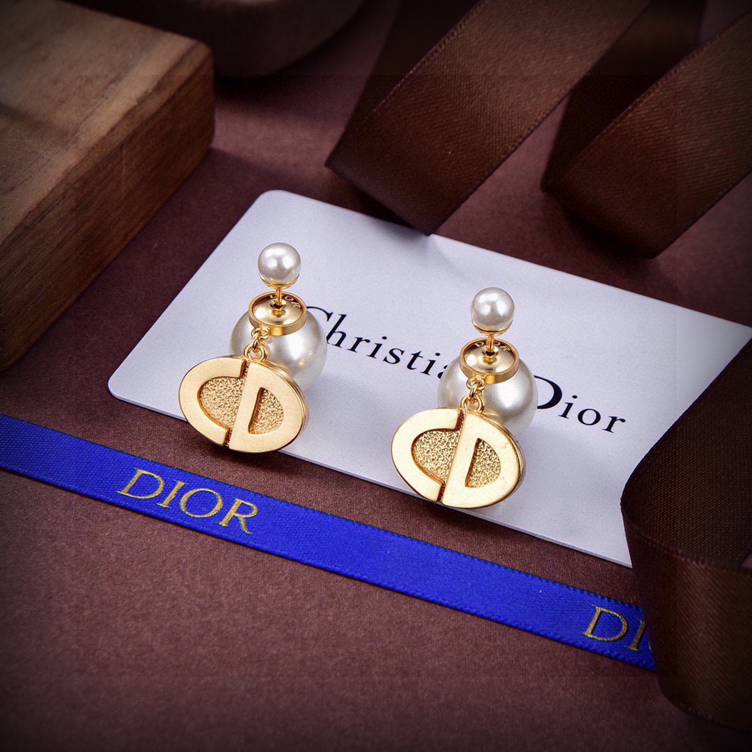 Dior 迪奥 新款 一线 都爱的Dior·迪奥 新品字母CD耳环 金属质感逆袭版字母潮范儿抢风头 完全胜任现代年轻人街拍、度假 搭成为夏日最炙手的 单品