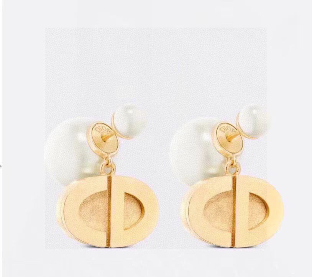 Dior 迪奥 新款 一线 都爱的Dior·迪奥 新品字母CD耳环 金属质感逆袭版字母潮范儿抢风头 完全胜任现代年轻人街拍、度假 搭成为夏日最炙手的 单品