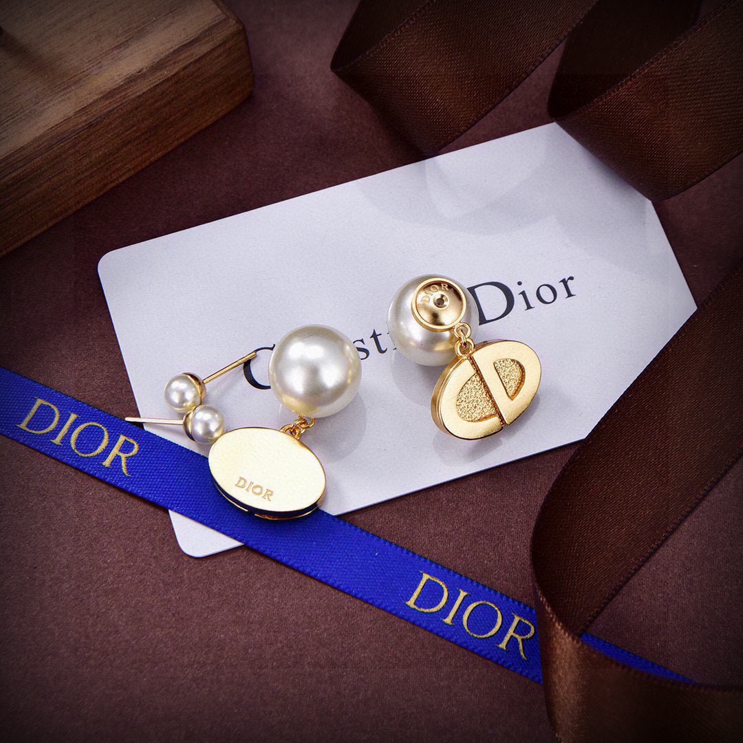Dior 迪奥 新款 一线 都爱的Dior·迪奥 新品字母CD耳环 金属质感逆袭版字母潮范儿抢风头 完全胜任现代年轻人街拍、度假 搭成为夏日最炙手的 单品