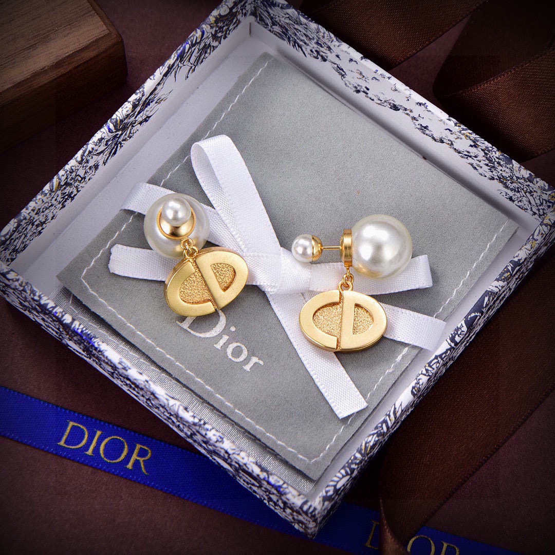Dior 迪奥 新款 一线 都爱的Dior·迪奥 新品字母CD耳环 金属质感逆袭版字母潮范儿抢风头 完全胜任现代年轻人街拍、度假 搭成为夏日最炙手的 单品