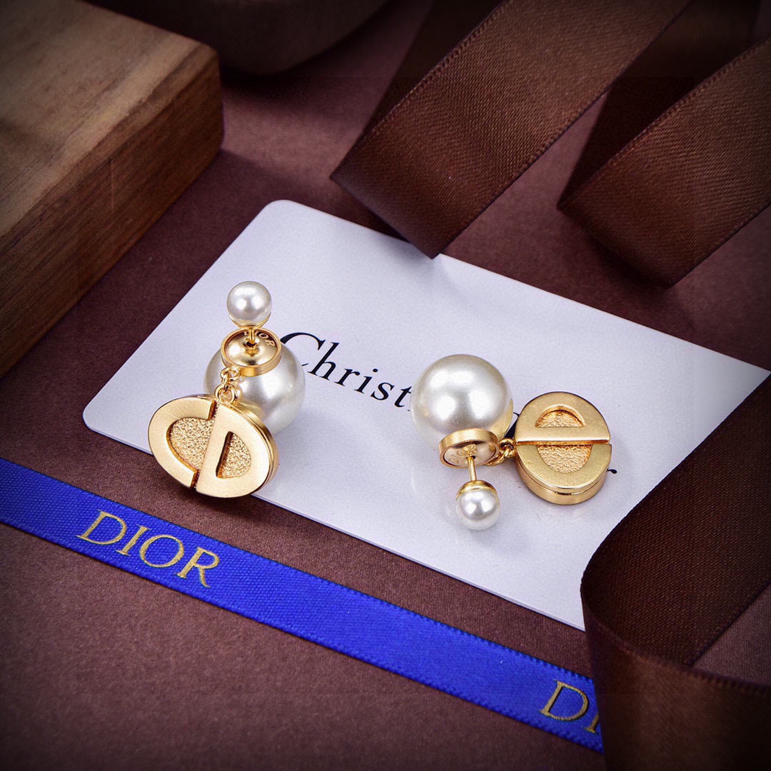 Dior 迪奥 新款 一线 都爱的Dior·迪奥 新品字母CD耳环 金属质感逆袭版字母潮范儿抢风头 完全胜任现代年轻人街拍、度假 搭成为夏日最炙手的 单品