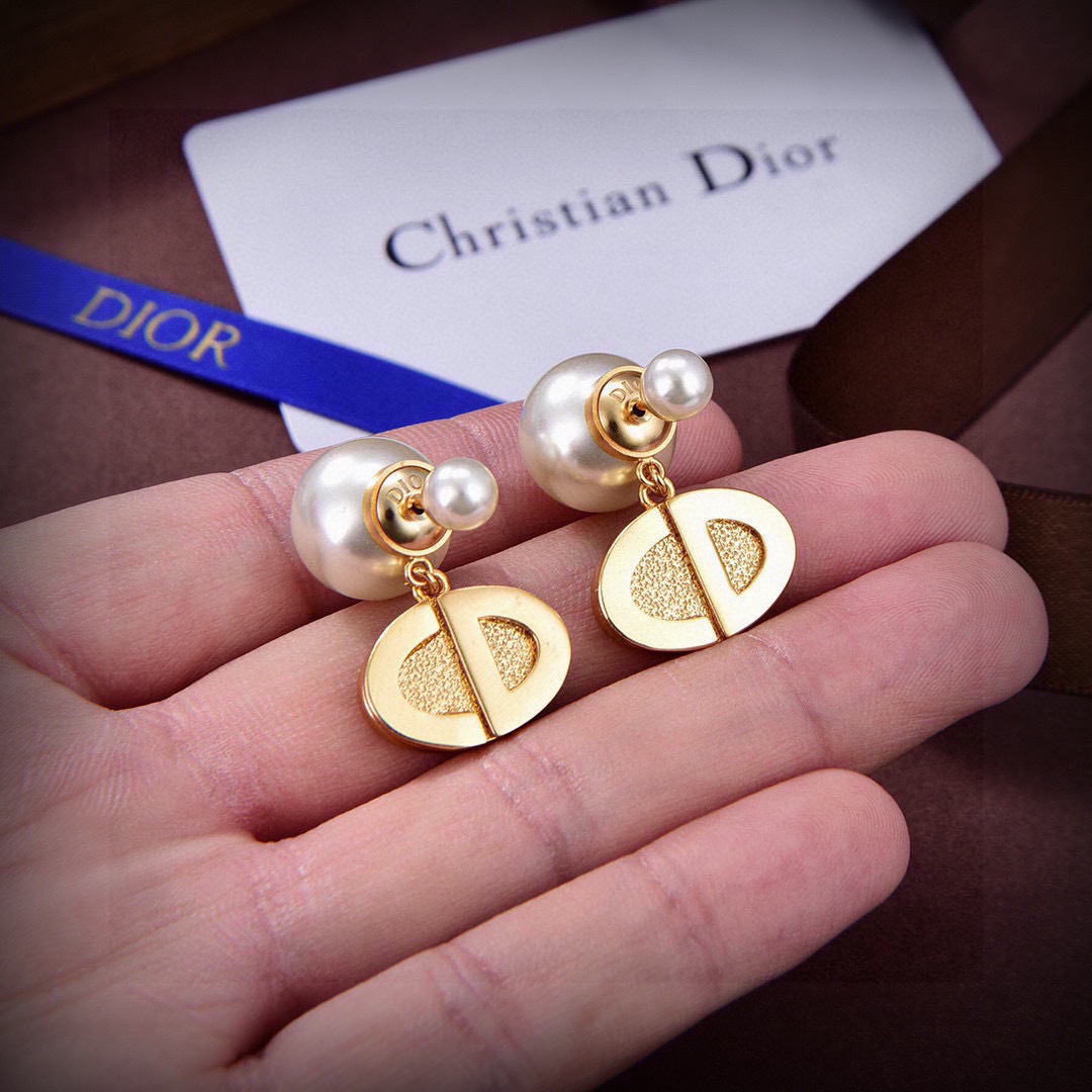 Dior 迪奥 新款 一线 都爱的Dior·迪奥 新品字母CD耳环 金属质感逆袭版字母潮范儿抢风头 完全胜任现代年轻人街拍、度假 搭成为夏日最炙手的 单品