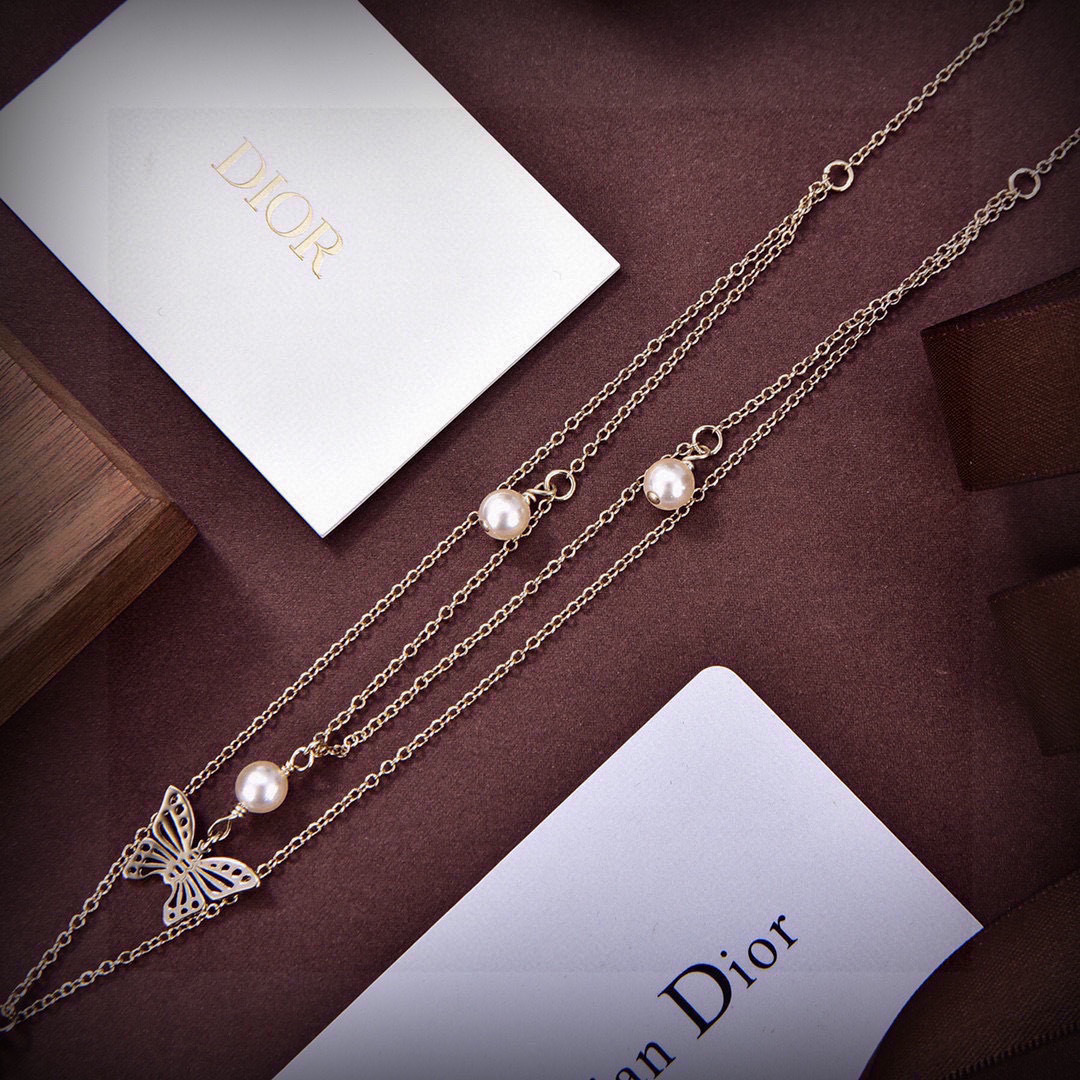 Dior 迪奥 新款项链 一线 都爱的Dior·迪奥 新品 金属质感逆袭版字母潮范儿抢风头 完全胜任现代年轻人街拍、度假 搭成为夏日最炙手的 单品