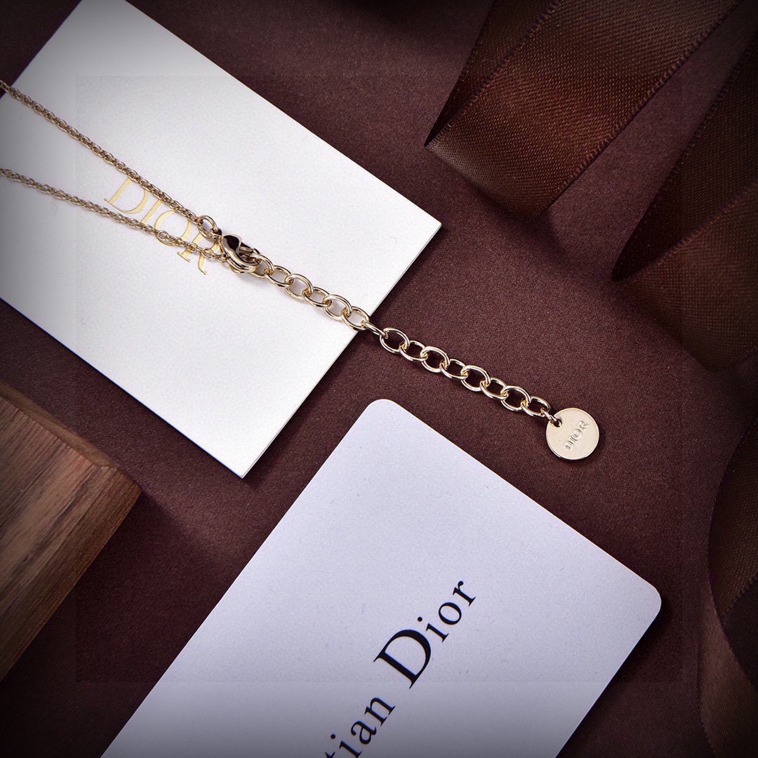 Dior 迪奥 新款项链 一线 都爱的Dior·迪奥 新品 金属质感逆袭版字母潮范儿抢风头 完全胜任现代年轻人街拍、度假 搭成为夏日最炙手的 单品