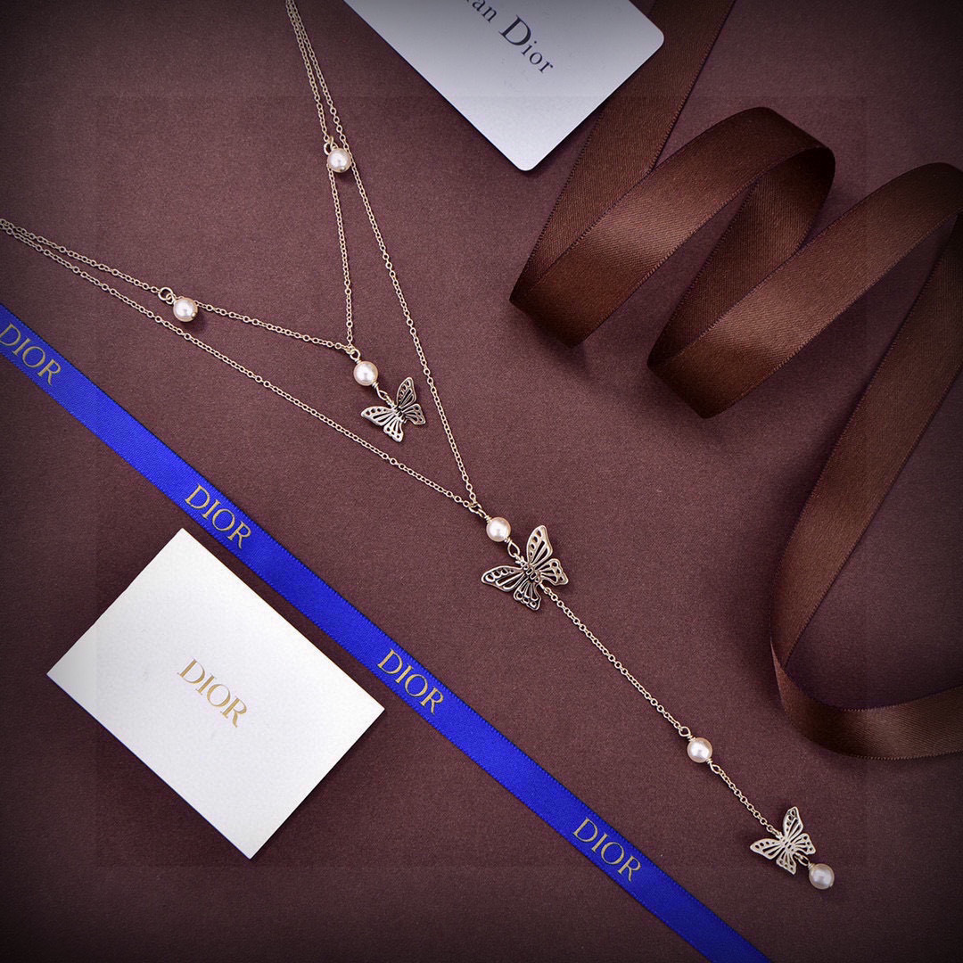 Dior 迪奥 新款项链 一线 都爱的Dior·迪奥 新品 金属质感逆袭版字母潮范儿抢风头 完全胜任现代年轻人街拍、度假 搭成为夏日最炙手的 单品