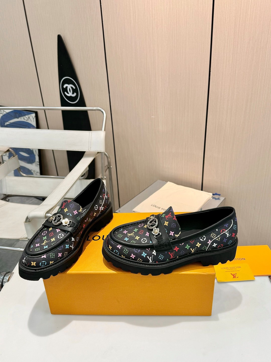 NO:236061,I was taken over by LV again!  These loafers are beautiful and crazy. Sisters, LV has made a big move, and these loafers are directly a god!   The upper is a brand's signature letter pattern special printed fabric. Walking on the street, the unique design allows you to stand out easily. You can be recognized as LV at a glance, with a high-end feel. The horizontal strap and metal buckle seem simple, but in fact it is full of details. The exquisite metallic luster adds points to the overall shape, low-key and luxurious. The cowhide inner lining is soft to fit the feet, and the moment you wear it is like stepping on a cloud, full of comfort. The rubber foam and light sole are not tired of walking for a day, and it is light and rebounding. The full size of sizes 35 to 41 is covered. Whether you are small feet or standard size, you can find your own fashionable 