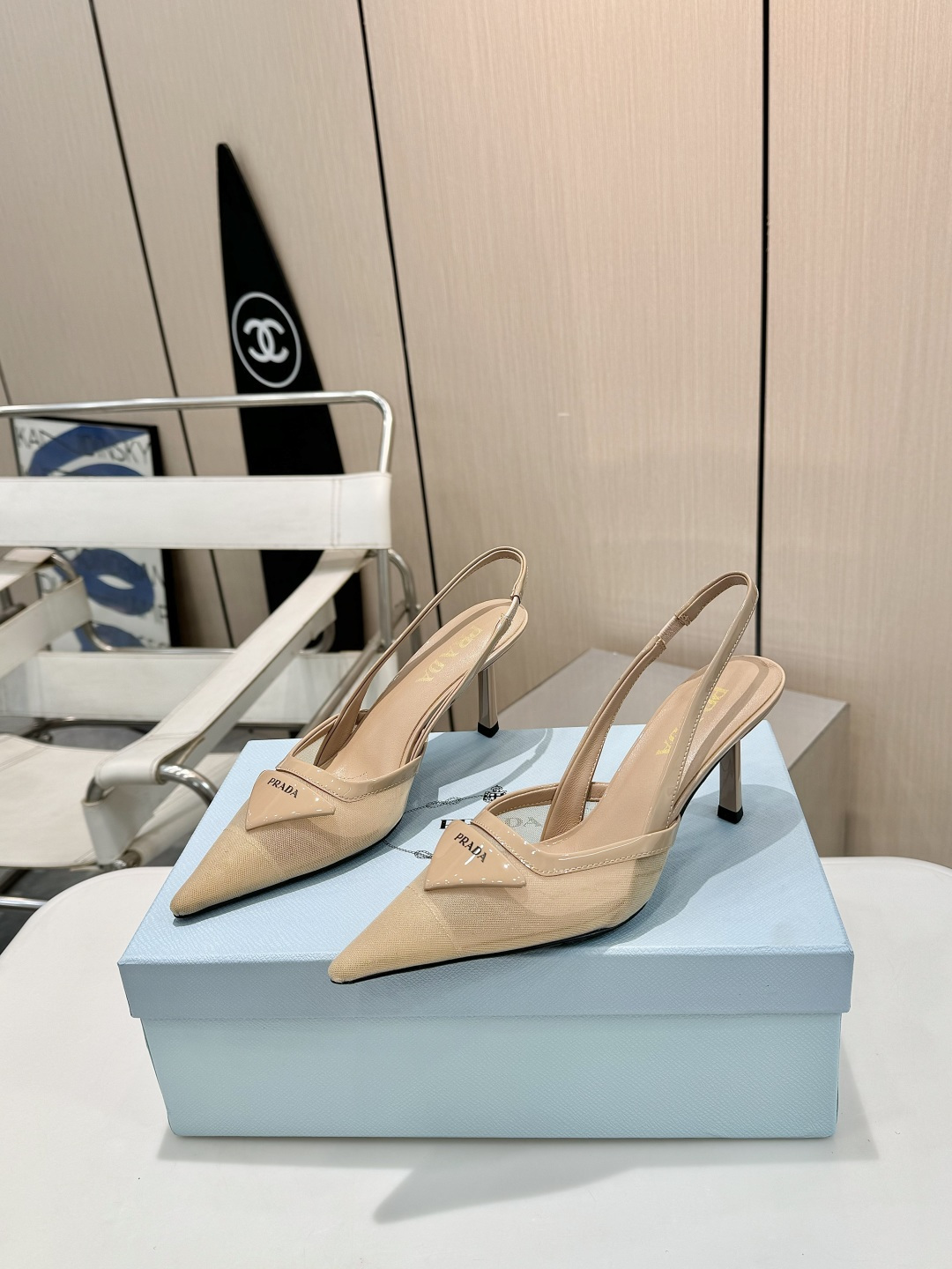 NO:236042,Prada's heavy new mesh rear short shoes are fashionable. Prada's new spring mesh rear short shoes are reshaping the classic with a 7.5cm high heel design. The shoe body is decorated with the iconic triangle buckle, and every step exudes confidence and elegance. As the same style as the internet celebrity on the early spring catwalk, this single shoe perfectly combines freshness and nobility. Whether it is a dinner or a party, it can be easily held in the whole audience. The upper uses exclusive custom fabrics, with delicate texture, agility, and precisely restores the quality of the show. The candy-colored upper of the Buling Buling, paired with a creative triangle built, makes people shine. Wear it, it immediately becomes the focus of the street, showing the diverse charm of Prada girls. The upper is imported with the edge beads   mesh, and the inner imported mixed-bred sheepskin, outsole, Italian leather outsole, size 35-40 (34 / 41  Custom made), single shoes, prada, sheepskin, Leather soles19860909Prada 重磅新款网纱后空单鞋,时尚出圈  Prada 2025春季新品网纱后空单鞋,以7.5cm的高跟设计,重塑经典.鞋身点缀标志性三角标扣,每一步都散发着自信与优雅.  这款单鞋作为早春T台的网红同款,完美融合了小清新与贵气,无论是晚宴还是派对,都能轻松hold住全场.鞋面采用独家定制面料,质感细腻,光泽灵动,精准还原秀场品质.  布灵布灵的糖果色鞋面,搭配创意三角标,让人眼前一亮.穿上它,即刻成为街头焦点,展现Prada女孩的多元魅力. 鞋面进口开边珠 网纱 内里进口混种羊皮 大底意大利真皮大底 码数35-40（34 / 41 可订做),单鞋,prada,sheepskin,Leather soles,Women's Shoes