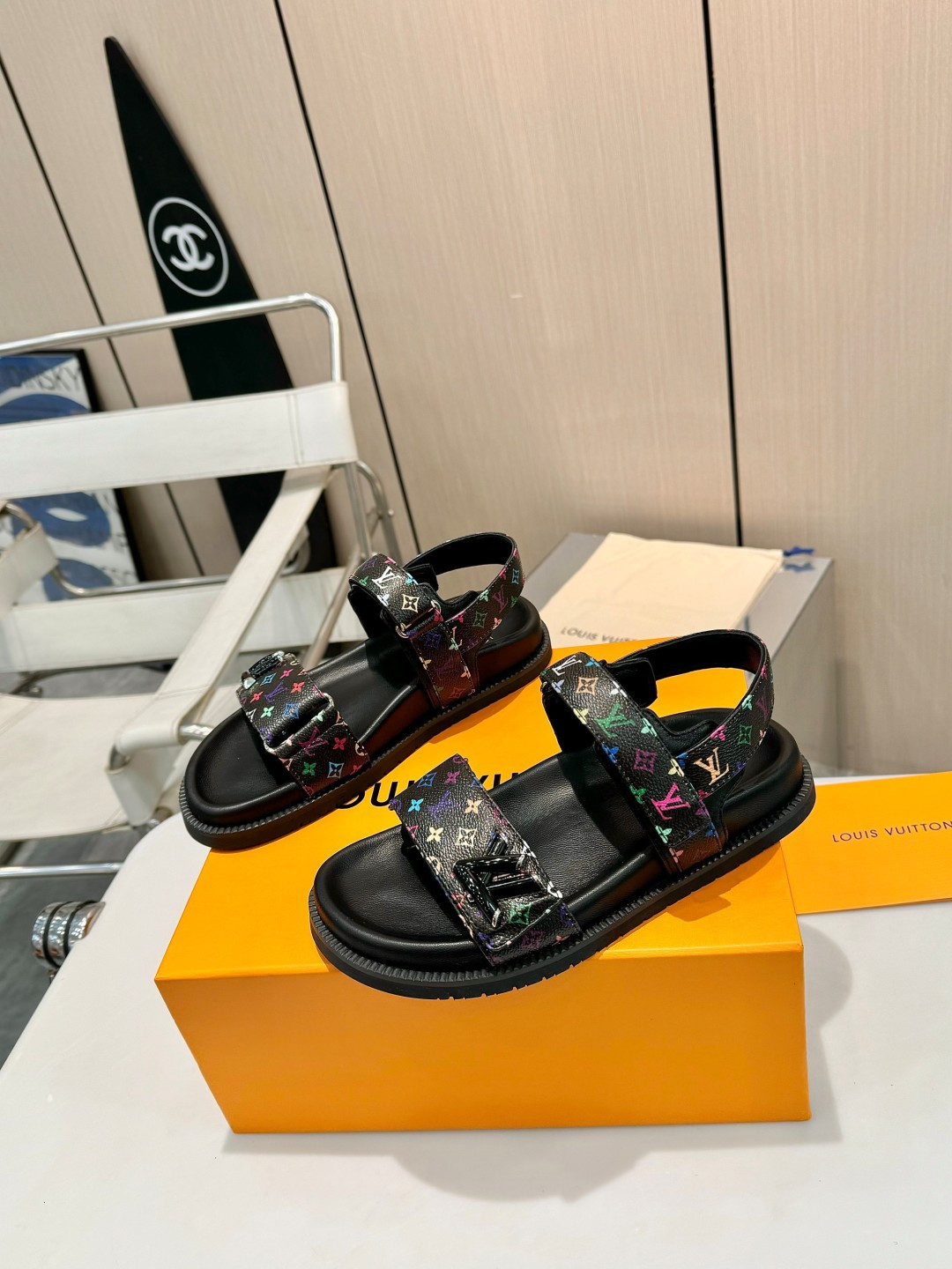 NO:236055,New colors, printed leather, top luxury version, LV counter main feature | Louis Vuitton Spring and summer new colors, classic print, one to one invincible version, the counter mainly features the latest colors, classic flower logo sandals, hard goods are on the new, purchasing level!  Full of high-end feeling!  A popular model from domestic and foreign bloggers, retro and fashionable, beautiful!  The official website’s main model★. Original 1/1 development $ restores the top luxury style!  A must-have style for high-end beauties!  ━━━━━━━━━━━━━━━━━━━━━━━━━━━━━━━━━━━━━━━━━━━━━━━━━━━━━━━━━━━━━━━━━━━━━━━━━━━━━━━━━━━━�19860909新色 印花皮 顶奢版本 LV专柜主打 | 路易威登 春夏新色 经典印花 一比一无敌版本 专柜主打最新色经典花logo凉鞋 硬货上新 代购级别！高级感十足！国内外博主刷爆的一款,复古又时髦上脚美炸了！官网主推款★.原版1/1开发$还原顶奢风范！高级美眉必入的款式！ ━━━━━ t ━━━━━ 鞋面专柜经典印花皮 内里: 顶级混种羊皮 中底全羊皮包水台 大底原版开模大底 鞋码: 35-41（42可定制）,拖鞋,louis vuitton,louis vuitton,sandals,slippers,sheepskin,Women's Shoes