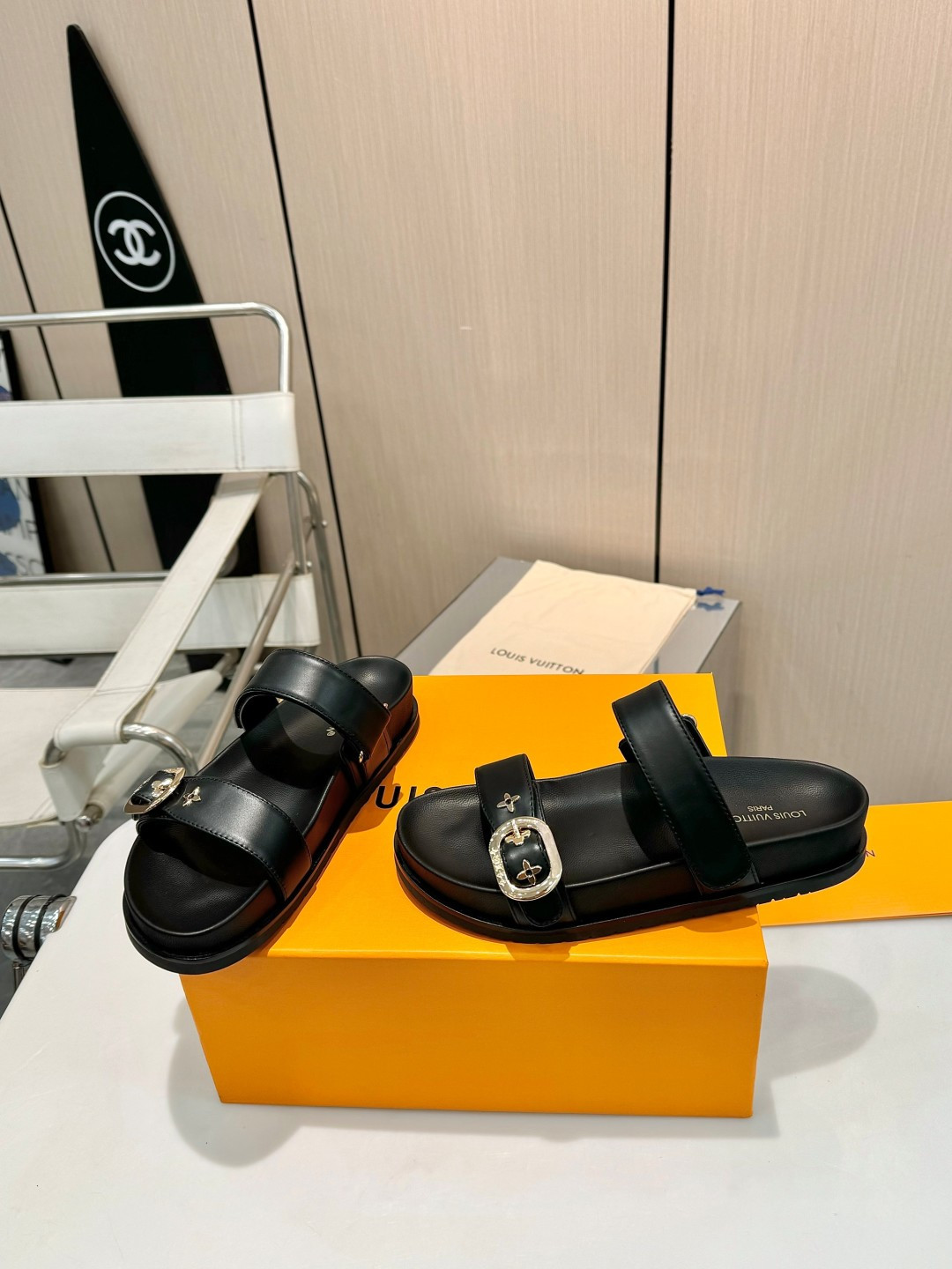 NO:236057,Top luxury version LV counter main feature | Louis Vuitton official website top luxury version The counter mainly focuses on slippers, hard goods on new purchase level!  Full of high-end feeling!  A popular model from domestic and foreign bloggers, retro and fashionable, beautiful!  The official website’s main model★. Original 1/1 development $ restores the top luxury style!  A must-have style for high-end beauties!  ━━━━━━━━━━━━━━━━━━━━━━━━━━━━━━━━━━━━━━━━━━━━━━━━━━━━━━━━━━━━━━━━━━━━━━━━━━━━━━━━━━━━�19860909顶奢版本 LV专柜主打 | 路易威登 官网新品顶奢版本 专柜主打拖鞋 硬货上新 代购级别！高级感十足！国内外博主刷爆的一款,复古又时髦上脚美炸了！官网主推款★.原版1/1开发$还原顶奢风范！高级美眉必入的款式！ ━━━━━ t ━━━━━ 鞋面原版牛皮面料 内里: 顶级混种羊皮 中底全羊皮包水台 大底原版开模大底 鞋码: 35-41（42可定制）,拖鞋,louis vuitton,louis vuitton,slippers,cowhide,sheepskin,Women's Shoes