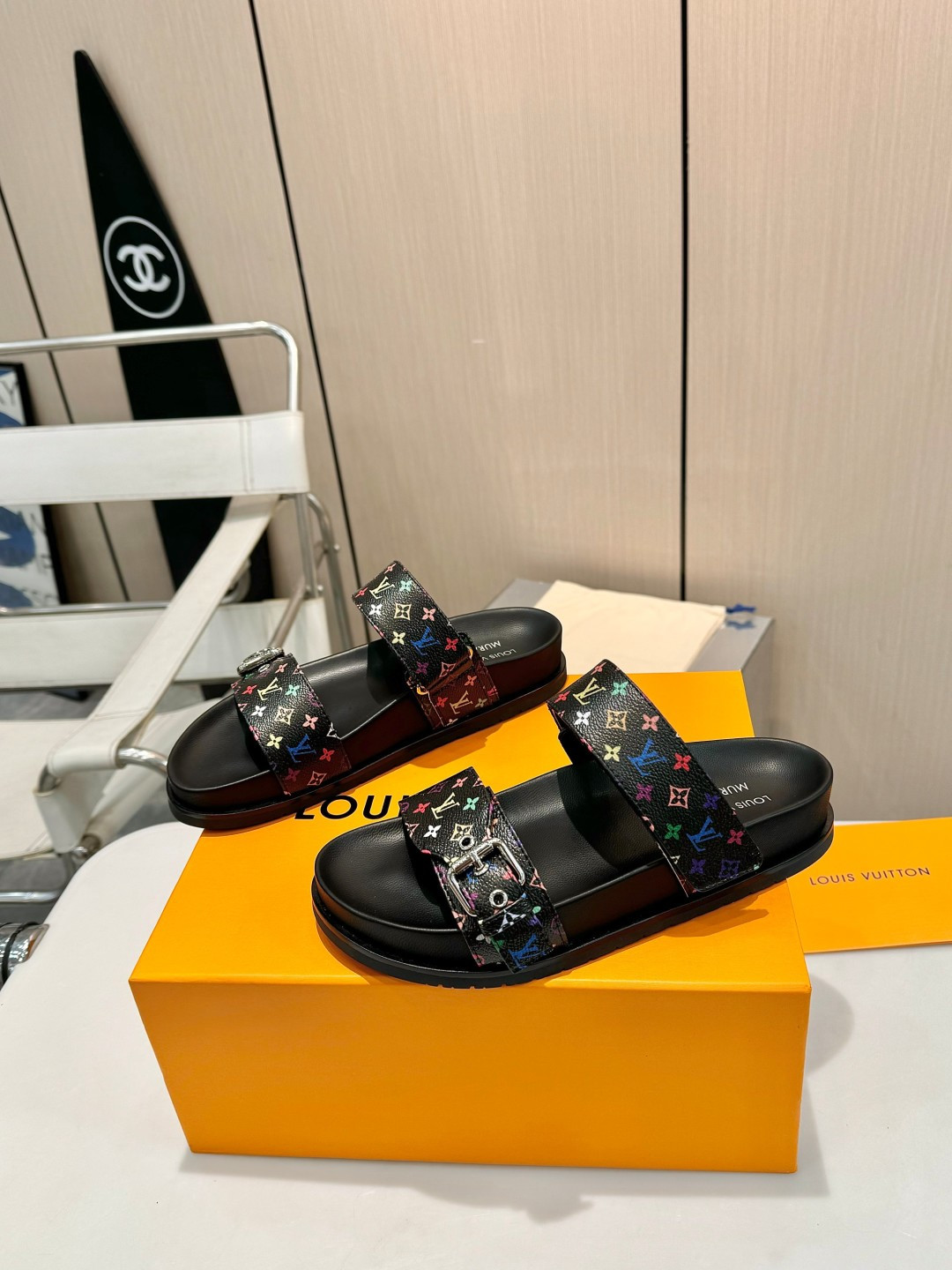 NO:236059,Top luxury version 2025 LV counter main feature | Louis Vuitton official website new product printed logo Top luxury version The counter mainly features slippers, hard goods new, purchasing level!  Full of high-end feeling!  A popular model from domestic and foreign bloggers, retro and fashionable, beautiful!  The official website’s main model★. Original 1/1 development $ restores the top luxury style!  A must-have style for high-end beauties!  ━━━━━━━━━━━━━━━━━━━━━━━━━━━━━━━━━━━━━━━━━━━━━━━━━━━━━━━━━━━━━━━━━━━━━━━━━━━━━━━━━━━━�19860909顶奢版本 2025 LV专柜主打 | 路易威登 官网新品 印花logo 顶奢版本 专柜主打拖鞋 硬货上新 代购级别！高级感十足！国内外博主刷爆的一款,复古又时髦上脚美炸了！官网主推款★.原版1/1开发$还原顶奢风范！高级美眉必入的款式！ ━━━━━ t ━━━━━ 鞋面原版印花面料 内里: 顶级混种羊皮 中底全羊皮包水台 大底原版开模大底 鞋码: 35-41（42可定制）,拖鞋,louis vuitton,louis vuitton,slippers,sheepskin,Women's Shoes