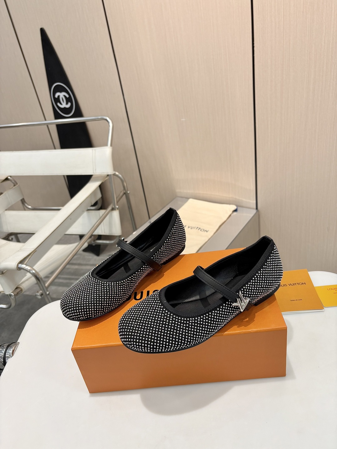 NO:484070,The secret of the fashionable genre that I was asked about along the way. The same LV 2025 catwalk that I must share today!  As soon as I put my feet on, I was asked about the link. This is the charm of LV. I was really impressed by the details when I got it. The perfect last is matched with unique new element buttons, and the whole is fashionable. The delicate edges of the neckline and the rivets are all over the body. Each part shows the luxurious style of LV. The craftsmanship is complicated and complicated, showing the heavy texture. The flat bottom design is light and does not tiring when walking on the street. The original inverted mold last is restored with the ultimate shape of 1:1. I don’t want to take it off when I put it on. Imported high-end leather fabrics are warm with tentacles and the texture is so high that it is so high. Whether it is matched with simple trousers or casual dresses, it can easily grasp the fashion sense. The LV presbyopia bag on the back and sunglasses have an instant aura of 2.8 meters. Walking on the street, you will be the focus of the street. #LV new style #fashion items #high-end texture #trend essential a  Imported cowhide fabric, high-quality soft sheepskin lining, foot pad imported goatskin, open mold custom A-grade high-definition private mold outsole, size 35-41, (.41 custom made without return and exchange), single shoes, louis vuitton, skirts, cowhide, sheepskin19860909被追问一路的时髦精秘密  今天必须分享的LV 2025走秀同款！刚上脚就被追问链接,这就是LV的魅力吧.  拿到手真的被细节折服,完美楦型搭配独特新元素扣子,一整个时髦住.领口的细腻包边,满身铆钉,每一处都彰显着LV的奢华格调,工艺繁琐复杂,尽显重工质感.  平底设计搭配意大利真皮底,走路轻盈不累脚,原版倒模楦型,1:1还原的极致形体,上脚就不想脱.进口高端真皮面料,触手生温,质感高级得没话说.  无论是搭配简约西裤还是随性连衣裙,它都能轻松拿捏时尚感.背上LV老花包,戴上墨镜,瞬间气场两米八,走在街上回头率爆表,谁穿谁是街头焦点.  #LV新款 #时尚单品 #高级质感 #潮流必备a 面料进口牛皮 内里优质柔软羊皮里 垫脚进口山羊皮 鞋底开模定制A级高密私模大底、 码数35-41、（.41定制不退换）,单鞋,louis vuitton,skirts,cowhide,sheepskin,Women's Shoes