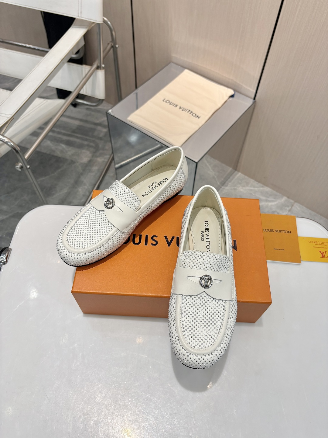 NO:484075,Louis Vuitton's new favorite of LV fashion, has joined my shoe cabinet. This pair of Louis Vuitton's LV counter catwalk shoes in 2025 directly grasps the 'seven inches' of the fashion circle!  It is launched simultaneously with the official website, and it is at the forefront of the trend. The perfect last is matched with classic letter buckles, which shows the unique style of LV in simplicity. The upper is full of rivets, and each piece carries heavy industry technology, complex and exquisite, and a sense of high-end. The flat-soled design is soft to match the Italian genuine leather soles, which are soft to fit the feet without tiring your feet, and both fashion and comfort. The original inverted mold last model achieves the ultimate 1:1 reproduction, and every line and every curvature is accurately restored. Imported high-end genuine leather fabric, with warm tentacles and delicate texture, as if telling the brand's century-old fashion legend. This is not just a pair of shoes, but also a walking work of art, which makes me step out of confidence and elegance in every step. The fabric is imported cowhide, the inner soft sheepskin, the footbed imported goatskin, the sole is open to customize A-level high-definition private mold sole,  Number of codes 35-41, (.41 custom-made, no return or exchange), single shoes, louis vuitton, louis vuitton, cowhide, sheepskin19860909路易威登 LV时尚新宠,已加入我的鞋柜  2025这双路易威登LV专柜走秀单鞋,直接拿捏时尚圈的“七寸”！与官网同步上新,一整个走在潮流最前沿.  完美楦型搭配经典字母扣,简约中彰显LV的独特格调.鞋面满是铆钉,每一颗都承载着重工工艺,复杂而精致,高级感扑面而来.  平底设计搭配意大利真皮鞋底,柔软贴合双脚,走路不累脚,时尚与舒适兼得.原版倒模楦型,实现极致1:1复刻,每一处线条、每一个弧度都精准还原.进口高端真皮面料,触手生温,质感细腻,仿佛在诉说着品牌百年的时尚传奇.  这不仅仅是一双鞋,更是一件行走的艺术品,让我在每一步中都踏出自信与优雅. 面料进口牛皮 内里优质柔软羊皮里 垫脚进口山羊皮 鞋底开模定制A级高密私模大底、 码数35-41、（.41定制不退换）,单鞋,louis vuitton,louis vuitton,cowhide,sheepskin,Women's Shoes