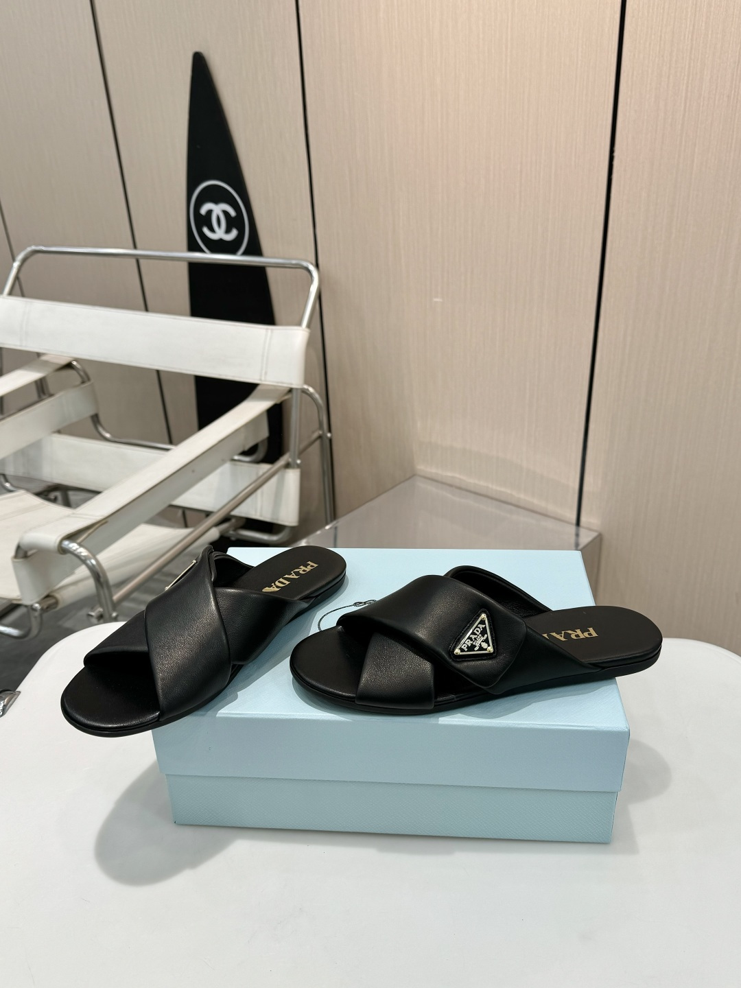 NO:232330,Entering the fashion layout of Prada's latest spring and summer series, this pair of Roman sandals is definitely an indispensable existence. The upper is selected for top-grade sheepskin, and the delicate texture tells the Italian craftsmanship. The cross-bow design is simplicity and ingenuity. It is matched with the brand's iconic metal triangle logo and instantly becomes the visual focus. Every step is high-end aura. The inner part is also made of sheepskin material, gentle to fit the feet, giving a comfortable experience like walking in the clouds. The brand's exclusive rubber sole not only provides excellent grip, but also soft to beyond imagination, easily cope with various occasions, and has both comfort and fashion. Wearing it, it seems like being on the streets of Rome, feeling the perfect fusion of fashion and art. Having this pair of sandals means having the fashion password for the entire spring and summer. What are you waiting for?  Upper Imported mixed-bred sheepskin inner high-end sheepskin outsole Original 1:1 rubber outsole size35-41 (41 customized, non-return and exchange), slippers, prada, sandals, slippers, sheepskin19860909踏入Prada 2025最新春夏系列的时尚版图,这双罗马凉拖鞋绝对是不可忽视的存在.鞋面甄选顶级羊皮,细腻质感诉说着意式匠心.交叉双带扣设计,简约中暗藏巧思,搭配品牌标志性金属三角标,瞬间成为视觉焦点,每一步都踏出高级气场.  内里同样采用羊皮材质,温柔贴合双脚,给予如同云端漫步般的舒适体验.品牌专属橡胶底,不仅提供卓越的抓地力,更是柔软到超乎想象,轻松应对各种场合,舒适与时尚兼得.穿上它,仿佛置身于罗马街头,感受着时尚与艺术的完美融合.拥有这双凉鞋,就是拥有了整个春夏的时尚密码,你还在等什么？ 鞋面 进口混种羊皮 内里 高档羊皮 大底 原版1:1橡胶大底 size35-41（41订做不退换）,拖鞋,prada,sandals,slippers,sheepskin,Women's Shoes