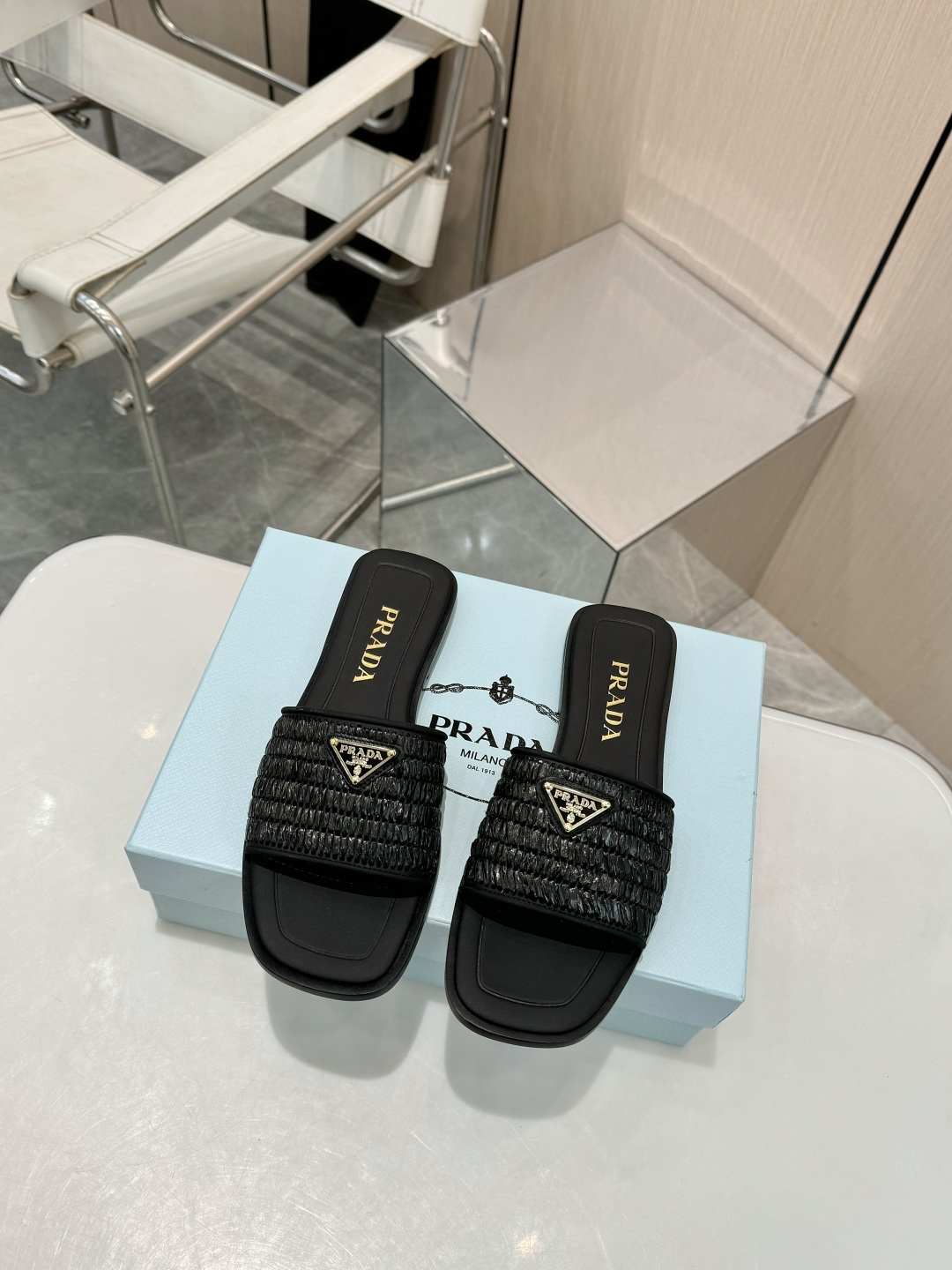 NO:232331,Prada 2025 Spring and Summer Limited Slippers, which have been questioned countless times, Prada has made its big moves again!  The latest spring and summer series of 2025 slippers are simply fashionable and dream-inspired shoes!   The upper is made of top-grade genuine leather, paired with the ingenious heavy-industrial weaving technology, and the texture is directly full!  The classic one-length strip design is simple and yet stylish. The iconic metal triangle mark is the finishing touch, which instantly improves the grade. The inside of the sheepskin is soft and soft, and every step is like stepping on the clouds. The Italian genuine leather sole not only demonstrates quality, but also the ultimate pursuit of craftsmanship. Walking with style and flowers are everywhere~ Whether on vacation or going out on the street every day, this pair of slippers can easily grasp the sense of fashion and become the focus of the crowd without any effort. Wear it, you will be the next street fashion icon!   Fashion experts, what are you waiting for?  Get it now and be the most beautiful girl in spring and summer together!  Size 35-41 (41 customized), slippers, prada, prada, slippers, sheepskin19860909跑量价 被追问无数次的Prada 2025春夏限定拖鞋 普拉达又又又放大招啦！2025最新春夏系列拖鞋,简直是时髦精的梦中情鞋！  鞋面选用顶级真皮,搭配匠心独运的重工编织工艺,质感直接拉满！经典一字带设计,简约又不失格调,标志性的金属三角标,点睛之笔,瞬间提升档次.  羊皮内里,贴肤又柔软,每一步都像是踩在云朵上 意大利真皮鞋底,不仅彰显品质,更是对工艺的极致追求,走路带风,步步生花~  无论是度假还是日常出街,这双拖鞋都能轻松拿捏时尚感,毫不费力地成为人群焦点.穿上它,你就是下一个街头时尚icon！  时尚达人们,还等什么？赶紧入手,一起做春夏最靓的妞儿！ 码数35－41 (41定做),拖鞋,prada,prada,slippers,sheepskin,Women's Shoes