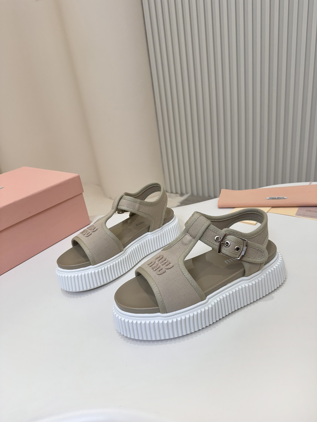 NO:246080,[MIUMIU 2025 Midsummer Haute Couture·Dream Fairy Shoes] **Original High-end Version｜Details are so demanding that the luxury art ** This season of MIUMIU women's sandals is a love poem written for the toe!  The original imported fabric is as light as clouds, and is paired with ** three-dimensional embroidery MIUMIU logo**. Each needle is a high-quality language. ** hand-wrapped craftsmanship** outlines a smooth outline, and the adjustable heel is elastic, allowing elegance and comfort to be perfectly symbiosis. ** 5cm water table   original TPU sole**, the steps are fresh but as stable as private customization, and the ankle lines are more slender. From size 35 to 40, different foot types can find 