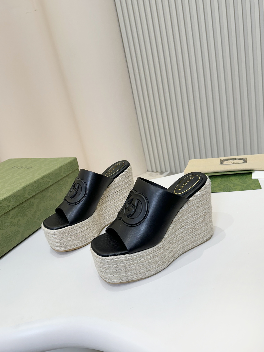 NO:265845,Gucci wedge slippers｜12cm golden ratio to show long legs!  Cowhide   three-dimensional double G is too high-end sisters!  This pair of Gucci wedge drag is really my life shoe this summer!  The cowhide fabric is so soft that it is crying, the three-dimensional double G letters are all high-end, and the design is paired with hemp rope wrapped in water table, lazy and fashionable~ **Detail controls ecstasy** 12cm golden heel   6cm forefoot = against the sky!  Walking steadily as Mount Tai, cowhide inside, skin-friendly without scratching your feet, walking for 2 hours without getting tired, anti-slip raw rubber soles yyds!  I don’t have to worry about slippage on rainy days, and even the packaging is so beautiful that it suffocates!  The gift box is hard to put away. **Paired with tips**Played with jeans and becomes a supermodel leg in seconds. The floral skirt is lazy and French style full. The key point is that it really makes you look taller!  My little best friend was so crazy that I stomped her feet by me!   #GUCCI new product #high-level artifact #luxury goods unboxing size 35-41 (customized by 40/41), high heels slippers, gucci, high heels, slippers, skirts, jeans, cowhide, gold19860909Gucci坡跟拖鞋｜12cm黄金比例显腿长神器！牛皮 立体双G太高级了 姐妹们！这双Gucci坡跟拖真是我今夏的本命鞋！牛皮面料柔软到哭,立体双G字母一整个高级住,搭配麻绳包边水台设计,慵懒又时髦～  **细节控狂喜**  12cm黄金坡跟 6cm前掌=逆天比例！走路稳如泰山  牛皮内里亲肤不磨脚,暴走2小时都不累  防滑生胶鞋底yyds！下雨天也不怕打滑  连包装都美到窒息！礼盒根本舍不得拆  **搭配tips**  搭牛仔裤秒变超模腿  配碎花裙慵懒法式风拉满  重点是真的显高！小个子闺蜜被我种草到疯狂跺脚！  #GUCCI新品 #显高神器 #奢侈品开箱  码数35－41(40/41定做),高跟鞋拖鞋,gucci,high heels,slippers,skirts,jeans,cowhide,gold,Women's Shoes