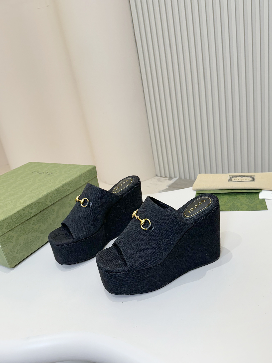 NO:265844,**GUCCI wedge slippers｜Slimming and legs making you look longer!  A must-go for a small girl!  ** These GUCCI wedge slippers are really amazing!  **12cm golden heel ratio**, heel height 12cm   forefoot 6cm, the legs are 1.8 meters long when worn!  Small girls can also easily control them, walk steadily and don’t get tired of their feet, and they can be beautiful when shopping and dating~ **Classic double G fabric**   **Retro horse buckle**, full of high-end feel!  The cowhide is soft and skin-friendly, and it does not rub your feet and does not sweat. It is also very comfortable to wear in summer~ **Italian genuine leather bottom**   **Brand fabric water-in-line table**, details show the texture of the big brand everywhere!   It also has a beautiful brand packaging, so it is very face-saving to give it to others for your own use!  This summer, I will just slay the whole audience!   #GUCCI #Heels slippers #Small outfit #High-looking artifact #Luxury unboxing Size 35-41 (customized by 40/41), high heels slippers, gucci, high heels, slippers, cowhide, gold19860909**GUCCI坡跟拖鞋｜显瘦显腿长神器！小个子女生必入！**  这双GUCCI坡跟拖鞋真的绝了！ **12cm黄金坡跟比例**,后跟高12cm 前掌6cm,穿上瞬间腿长一米八！小个子女生也能轻松驾驭,走路稳不累脚,逛街约会都能美美哒～  **经典双G面料**   **复古马衔扣**,高级感拉满！牛皮内里柔软亲肤,不磨脚不闷汗,夏天穿也超舒服～ **意大利真皮底**   **品牌面料包水台**,细节处处彰显大牌质感！  还配 **精美品牌包装**,送人自用都超有面子！今年夏天,就靠它slay全场了！  #GUCCI #坡跟拖鞋 #小个子穿搭 #显高神器 #奢侈品开箱 码数35－41(40/41定做),高跟鞋拖鞋,gucci,high heels,slippers,cowhide,gold,Women's Shoes