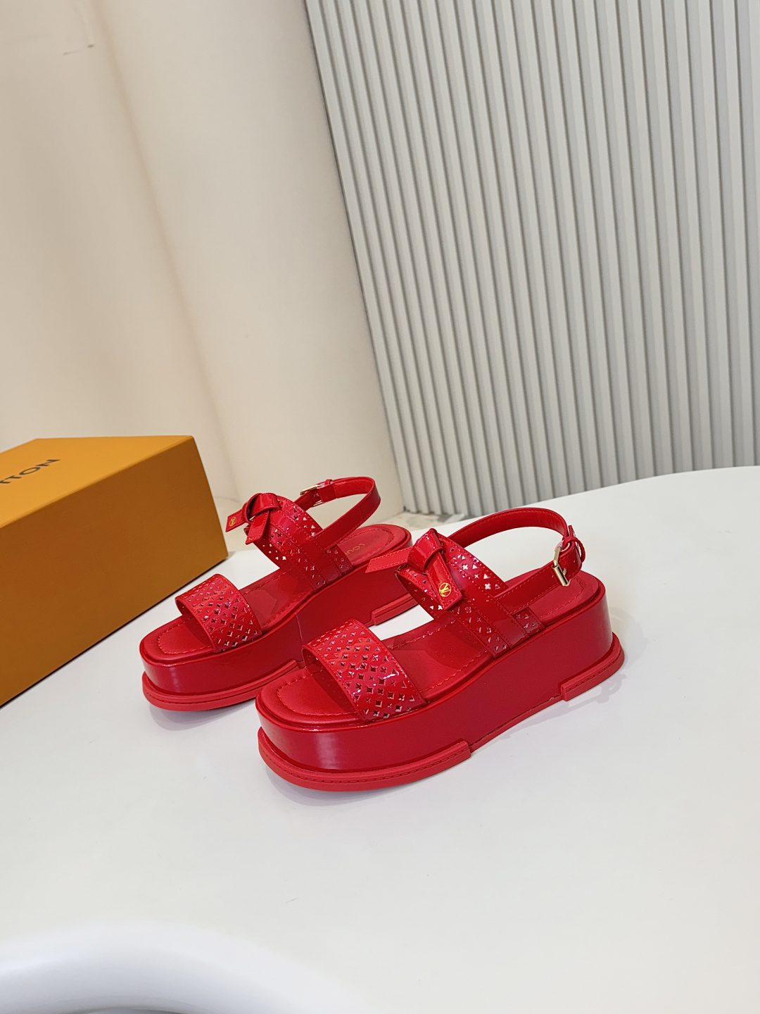 NO:387602,[LV Fairy Sandals] Treasures, the gospel is here!  This pair of MAYA FLATFORM sandals is too long!   **5cm thick-soled design**, making you look big and long legs in seconds!  Classic hollow LV presbyterian, paired with metal Circle logo, the high-end feel is directly full~ **Smooth cowhide leather** upper, wide shoelaces + engraved LOGO details, every step is on the fashionable point!  The rubber outsole is light and durable, and you won’t be tired all day long~ Size 35-40 (41 can be customized), the sisters’ summer ** battle shoes** are the ones!   #Louis Vuitton #LV Sandals #Little People Wearing #Great-looking Artifact #Luxury Wearing, Sandals, louis vuitton,louis vuitton,tom ford,sandals,cowhide19860909【LV神仙凉鞋】宝子们,福音来啦！这双MAYA FLATFORM凉鞋也太显腿长了吧！  **5cm厚底设计**,秒变大长腿！经典镂空LV老花,搭配金属Circle标识,高级感直接拉满～  **光滑牛皮革**鞋面,宽幅鞋带+镂刻LOGO细节,每一步都踩在时髦点上！橡胶外底轻盈又耐穿,暴走一整天都不累脚～  尺码35-40（41可定做）,姐妹们的夏日**战鞋**非它莫属！  #路易威登 #LV凉鞋 #小个子穿搭 #显高神器 #奢侈品穿搭,凉鞋,louis vuitton,louis vuitton,tom ford,sandals,cowhide,Women's Shoes