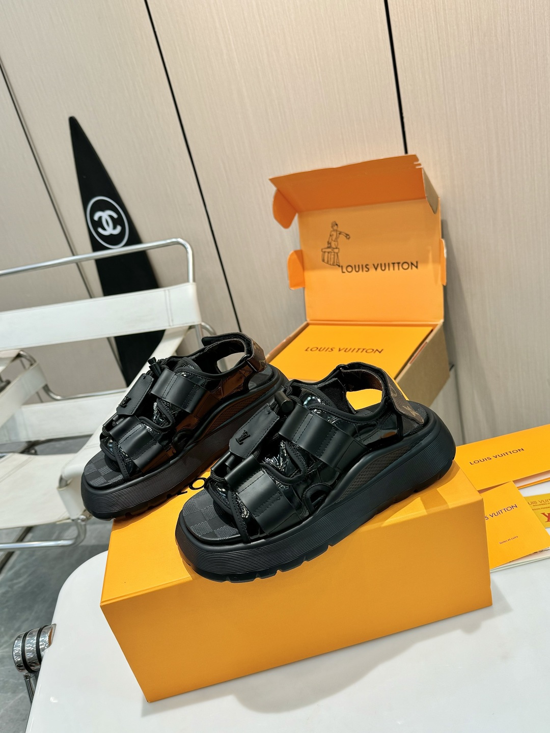NO:387599,A must-go in summer!  LV Louis Vuitton Women's Sandals, full of high-end feel!   **Original fabric** + **Exquisite edge-covered**, the details are directly affected!   **The inner sheepskin**, it feels so comfortable to wear on your feet, and you won’t be tired after walking for a day~ **Adjustable and fit **, you can wear fat and thin feet, and the fit is full!   **Brand classic pattern** + **Thickened sole**, wear-resistant and non-slip, and windy when walking!   **The number of numbers is 35-41**, and all the sisters can arrange them!   The quality of the counter is amazing!   #LV sandals #summer outfit #high-end feel #week business hot products, sandals, louis vuitton,louis vuitton,sandals,sheepskin19860909夏日必入！LV路易威登女士凉鞋,高级感拉满！  **原版面料** + **精致包边**,细节控直接沦陷！  **羊皮内里**,上脚巨舒服,暴走一天也不累脚～  **可调节后带**,胖瘦脚都能穿,贴合度满分！  **品牌经典花纹** + **加厚鞋底**,耐磨防滑,走路带风！  **码数齐全35-41**,姐妹们的jio都能安排！  专柜品质,价格却香到爆！  #LV凉鞋 #夏日穿搭 #高级感 #微商爆款,凉鞋,louis vuitton,louis vuitton,sandals,sheepskin,Women's Shoes