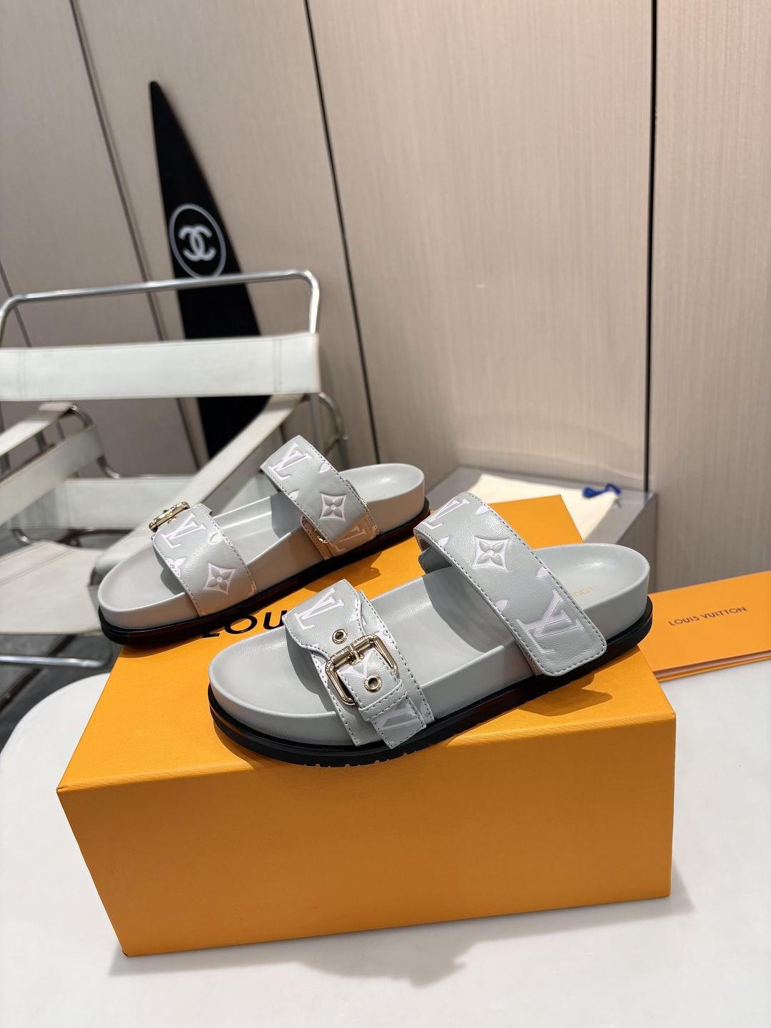 NO:477174,Top luxury version LV counter feature | Louis Vuitton 2025 Spring and Summer New Top luxury version slippers Hard goods on new purchase level!  Full of high-end feeling!  A popular model from domestic and foreign bloggers, retro and fashionable, beautiful!  The official website’s main model★. Original 1/1 development $ restores the top luxury style!  A must-have style for high-end beauties!  ━━━━━━━━━━━━━━━━━━━━ Upper counter cowhide inner lining: top mixed-bred sheepskin midsole full sheepskin water table, original open molded sole shoe size: 35-41 (42 can be customized), slippers, louis vuitton, louis vuitton, slippers, cowhide, sheepskin19860909顶奢版本 LV专柜主打 | 路易威登 2025 春..夏新品顶奢版本拖鞋 硬货上新 代购级别！高级感十足！国内外博主刷爆的一款,复古又时髦上脚美炸了！官网主推款★.原版1/1开发$还原顶奢风范！高级美眉必入的款式！ ━━━━━ t ━━━━━ 鞋面专柜牛皮压花皮 内里: 顶级混种羊皮 中底全羊皮包水台 大底原版开模大底 鞋码: 35-41（42可定制）,拖鞋,louis vuitton,louis vuitton,slippers,cowhide,sheepskin,Women's Shoes