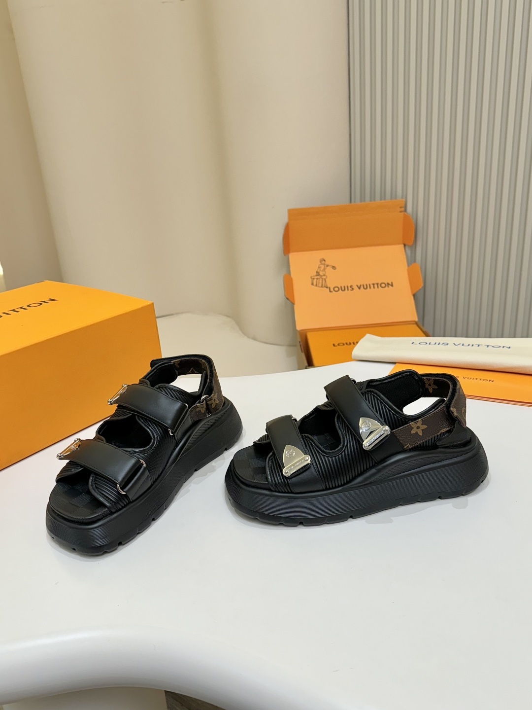 NO:441390,A must-go in summer!  LV Louis Vuitton Women's Sandals, full of high-end feel!   **Original fabric** + **Exquisite edge-covered**, the details are directly affected!   **The inner sheepskin**, it feels so comfortable to wear on your feet, and you won’t be tired after walking for a day~ **Adjustable and fit **, you can wear fat and thin feet, and the fit is full!   **Brand classic pattern** + **Thickened sole**, wear-resistant and non-slip, and windy when walking!   **The number of numbers is 35-41**, and all the sisters can arrange them!   The quality of the counter is amazing!   #LV sandals #summer outfit #high-end feel #week business hot products, sandals, louis vuitton,louis vuitton,sandals,sheepskin19860909夏日必入！LV路易威登女士凉鞋,高级感拉满！  **原版面料** + **精致包边**,细节控直接沦陷！  **羊皮内里**,上脚巨舒服,暴走一天也不累脚～  **可调节后带**,胖瘦脚都能穿,贴合度满分！  **品牌经典花纹** + **加厚鞋底**,耐磨防滑,走路带风！  **码数齐全35-41**,姐妹们的jio都能安排！  专柜品质,价格却香到爆！  #LV凉鞋 #夏日穿搭 #高级感 #微商爆款,凉鞋,louis vuitton,louis vuitton,sandals,sheepskin,Women's Shoes