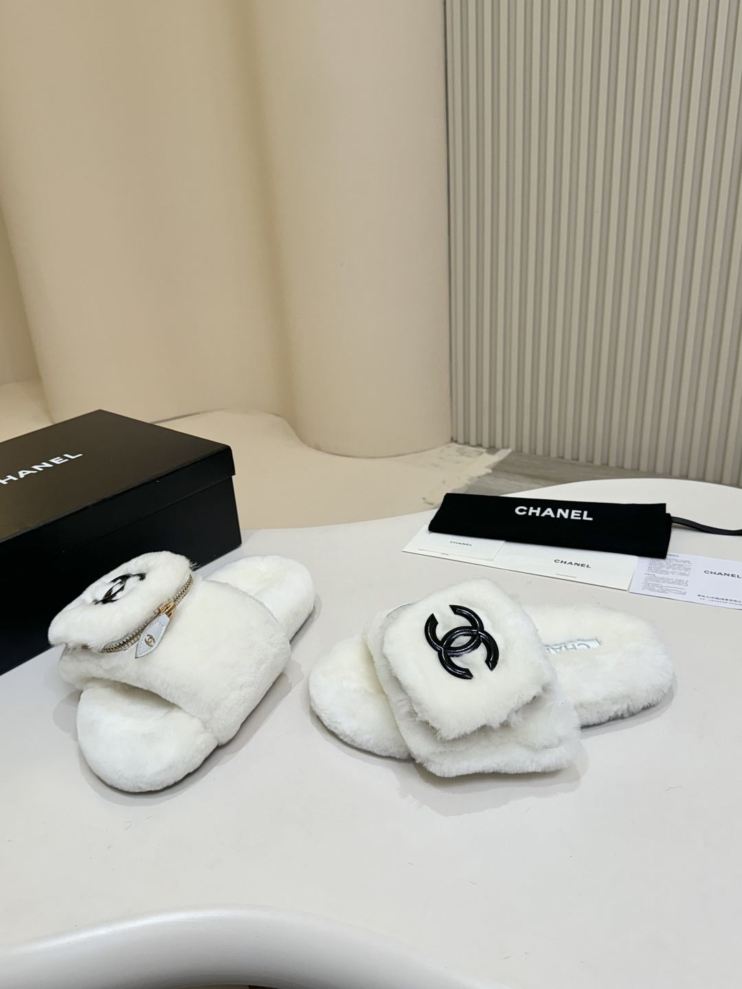 NO:441384,**Chanel on Earth｜This pair of wool slippers is so beautiful that it is foul!  Xiaoxiangfeng Benfeng** Sisters!  This pair of **Chanel wool slippers** is really amazing!   Fluffy and soft ** full wool fabric**, paired with mini decorative bags, even the soles are ** non-slip, wear-resistant rubber**, beauty and practicality coexist~ ** When worn, you will become a noble lady!  ** The hairy touch and high-end feeling are coming to my face. When I step on it, it feels like I am stepping on a cloud, so comfortable that I don’t want to take it off!   ** Wear more shoes, versatile!  **Paired with jeans, lazy and casual. Wear a small skirt, elegant and exquisite. Just wear it casually and you will be the same as **ins bloggers. ** A must-have for fashionable autumn and winter!  ** Details are full of scheming, Xiaoxiang logo is low-key and luxurious, wear it, you will be the most beautiful baby in your circle of friends #Chanel slippers #Little fragrance style #Must enter in autumn and winter #High-end outfit Fabric imported Australian wool Sole anti-slip rubber sole Size 35-42, fur shoes, chanel, chanel, slippers, skirts, jeans19860909**人间香奈儿｜这双羊毛拖鞋美到犯规！小香风本风**  姐妹们！这双**Chanel羊毛拖鞋**真的绝了！  蓬松柔软的**全羊毛面料**,搭配mini装饰包包,  连鞋底都是**防滑耐磨橡胶**,美貌与实用并存～  ** 穿上秒变贵气小姐姐！**  毛茸茸的触感,高级感扑面而来,  踩上去像踏在云朵上,舒服到不想脱！  ** 一鞋多穿,百搭王者！**  配牛仔裤,慵懒随性  搭小裙子,优雅精致  随便一穿就是**ins博主同款**氛围感～  ** 时髦精的秋冬必入款！**  细节处处是心机,小香logo低调奢华,  穿上它,你就是朋友圈最靓的崽  #香奈儿拖鞋 #小香风 #秋冬必入 #高级感穿搭 面料澳洲进口羊毛 鞋底防滑橡胶底 码数35－42,毛毛鞋,chanel,chanel,slippers,skirts,jeans,Women's Shoes