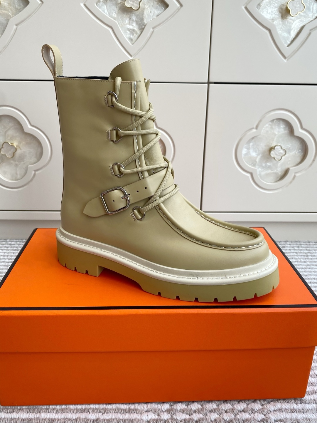 NO:629723,**Hermès Cavalier Boots｜The slimming artifact that instantly transforms your legs into slimmer ones!  ** ** Simultaneous reproduction of the original version at the counter | A must for detail control!  ** **Imported special cowhide**｜High mercerized leather is optional, full of texture, high-end at first glance!   **Handmade Mark stitching**｜Artisan-level craftsmanship, every stitch is a luxurious attitude. **Original TPU outsole**｜Light and wear-resistant, walking in the wind will not tire your feet!   **Full cowhide foot pads inside**｜Skin-friendly and breathable, you won’t sweat after a day of running~ ** The effect on your feet is amazing!  ** **Super straight legs**｜The strap design modifies the shape of the legs, and even small people can wear long legs!   **Versatile**｜Look cool with jeans, look cool with skirts, you can switch styles at will~ ** All sizes｜35-40** **#Hermès same style # slimming boots #high-end outfit**, boots, hermes, boots, skirts, jeans, cowhide, sheep19860909**爱马仕骑士靴｜穿上秒变腿精的显瘦神器！**  ** 专柜同步原版复刻｜细节控必入！**  **进口特供牛皮**｜高丝光羊京可选,质感拉满,一眼高级！  **手工马克缝线**｜匠人级工艺,每一针都是奢华态度.  **原版TPU大底**｜轻盈耐磨,走路带风不累脚！  **内里全牛皮垫脚**｜亲肤透气,暴走一天也不闷汗～  ** 上脚效果绝了！**  **巨显腿直**｜绑带设计修饰腿型,小个子也能穿出大长腿！  **百搭王炸**｜配牛仔裤帅炸街,搭裙子又A又飒,风格随意切换～  ** 尺码全｜35-40码**  **#爱马仕同款 #显瘦神靴 #高级感穿搭**,靴子,hermes,boots,skirts,jeans,cowhide,sheep,Women's Shoes