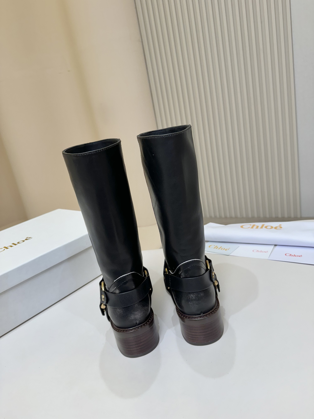 Title: Stylish Chloe Koe’s Knight Boots Summary: Fashionable, comfortable boots with Italian leather soles, retro design, and luxury details for versatile styling. - 图片 8