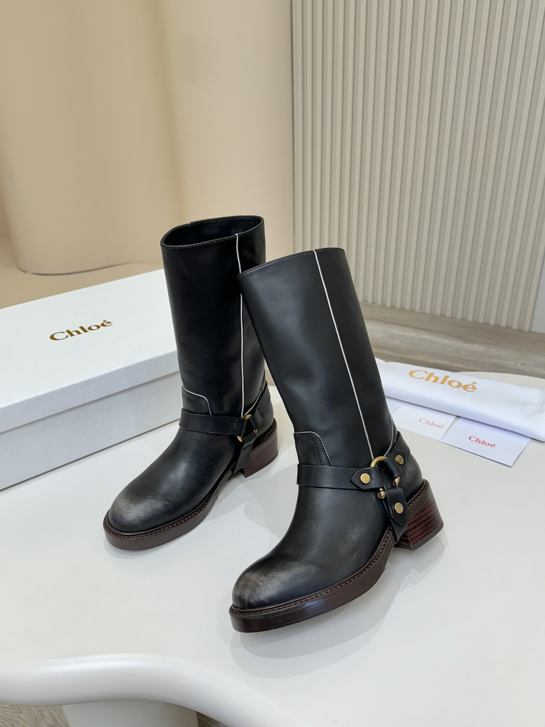 Title: Stylish Chloe Koe’s Knight Boots Summary: Fashionable, comfortable boots with Italian leather soles, retro design, and luxury details for versatile styling. - 图片 4