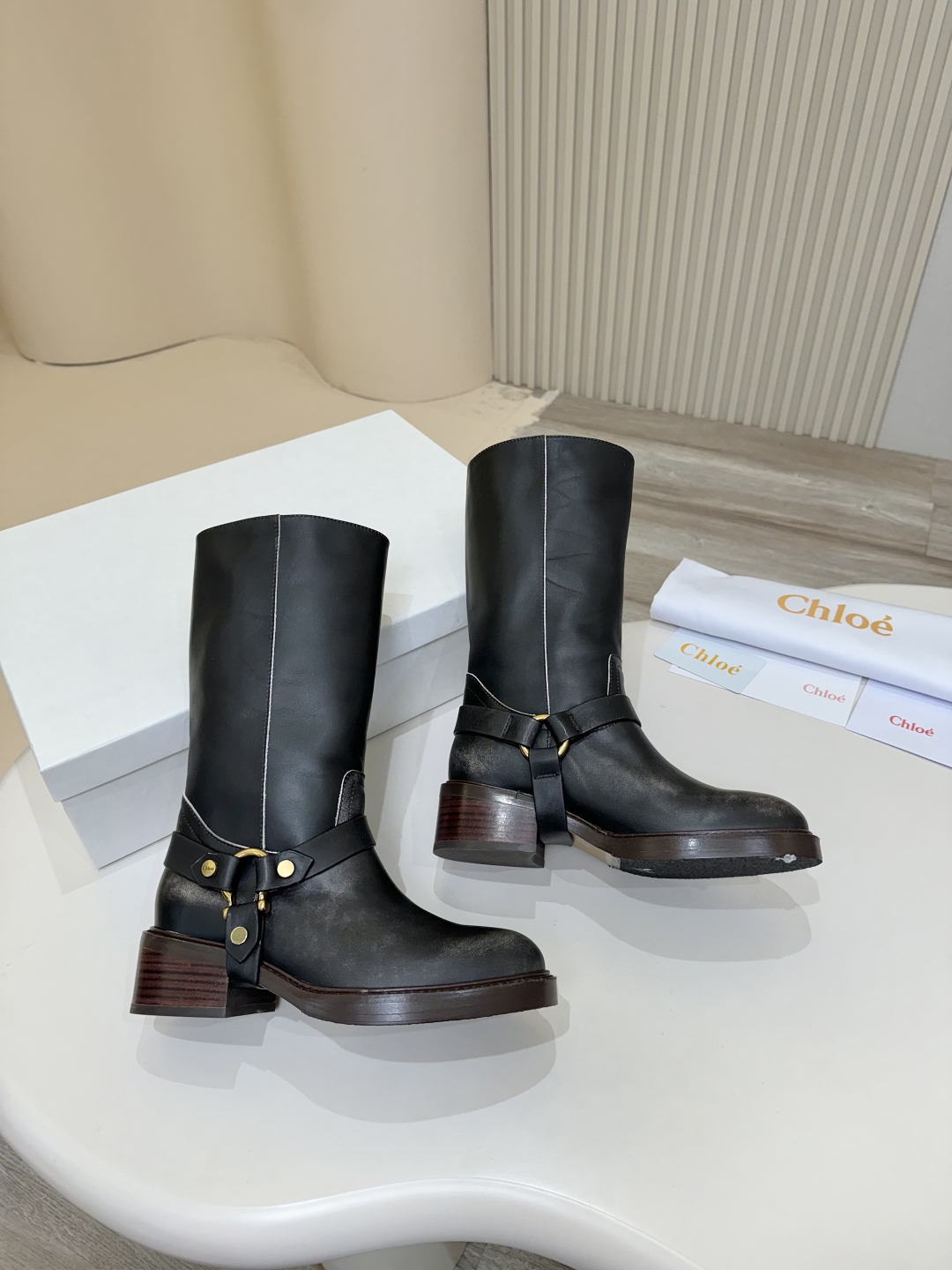 Title: Stylish Chloe Koe’s Knight Boots Summary: Fashionable, comfortable boots with Italian leather soles, retro design, and luxury details for versatile styling. - 图片 5