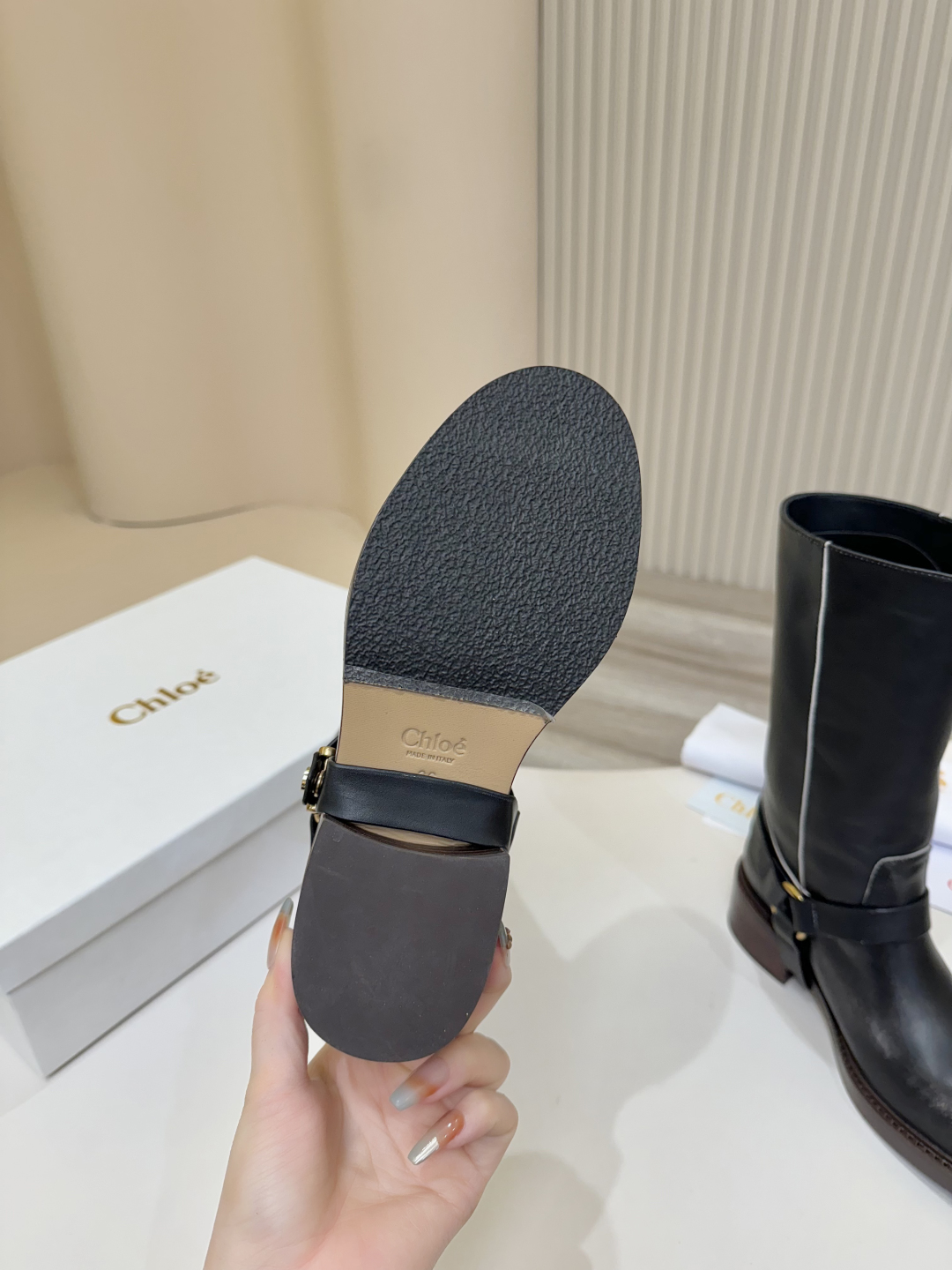 Title: Stylish Chloe Koe’s Knight Boots Summary: Fashionable, comfortable boots with Italian leather soles, retro design, and luxury details for versatile styling. - 图片 9