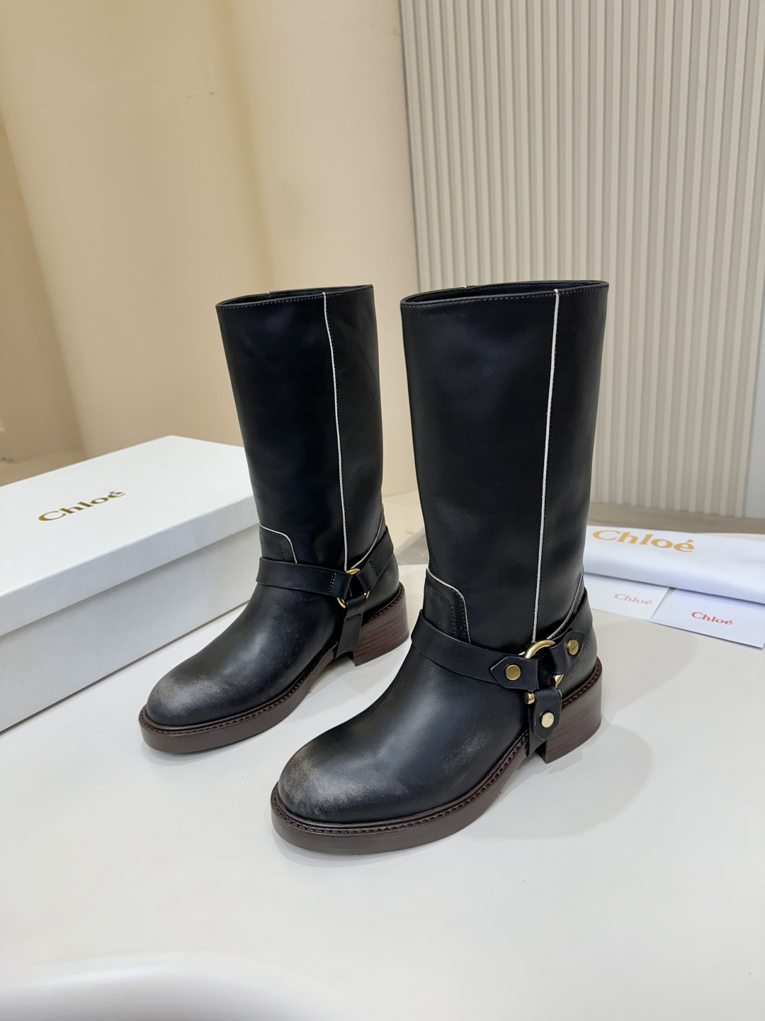 Title: Stylish Chloe Koe’s Knight Boots Summary: Fashionable, comfortable boots with Italian leather soles, retro design, and luxury details for versatile styling. - 图片 1