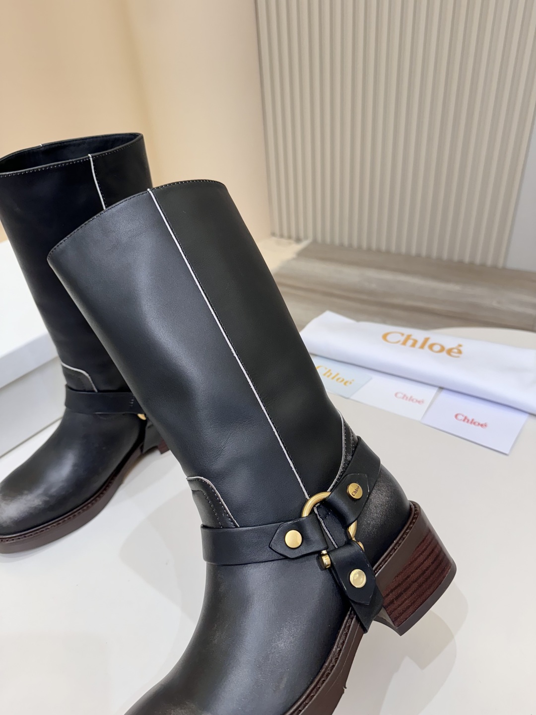 Title: Stylish Chloe Koe’s Knight Boots Summary: Fashionable, comfortable boots with Italian leather soles, retro design, and luxury details for versatile styling. - 图片 7