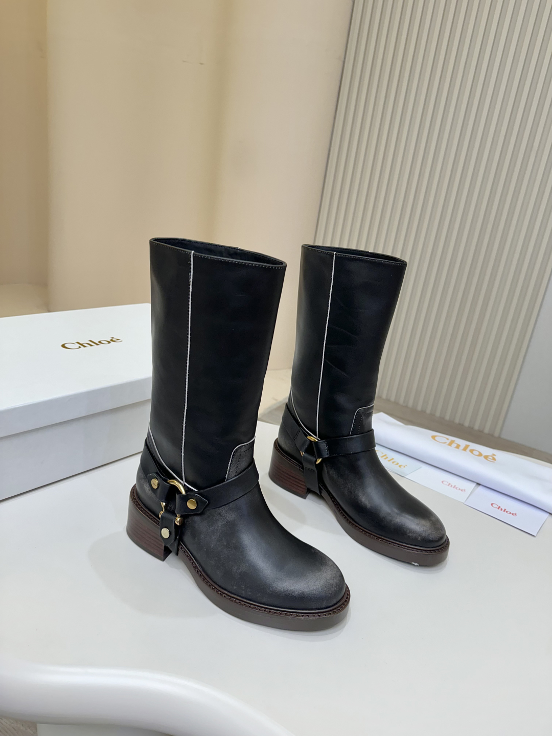 Title: Stylish Chloe Koe’s Knight Boots Summary: Fashionable, comfortable boots with Italian leather soles, retro design, and luxury details for versatile styling. - 图片 2