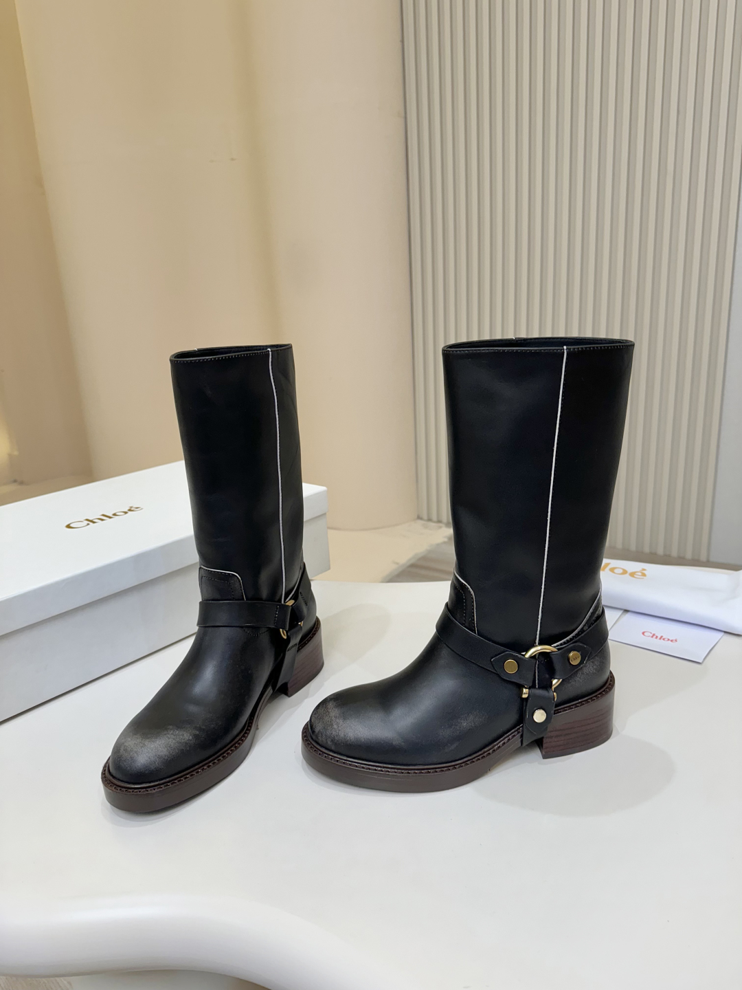 Title: Stylish Chloe Koe’s Knight Boots Summary: Fashionable, comfortable boots with Italian leather soles, retro design, and luxury details for versatile styling. - 图片 3