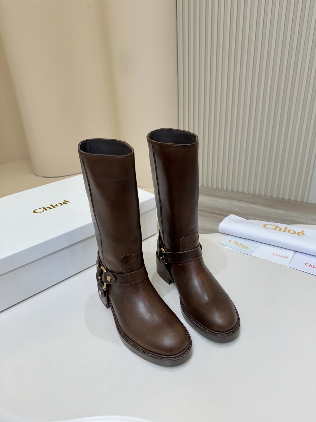 “Chloe Koe’s Knight Boots Review: Stylish & Comfortable Italian Leather Boots” - 图片 5