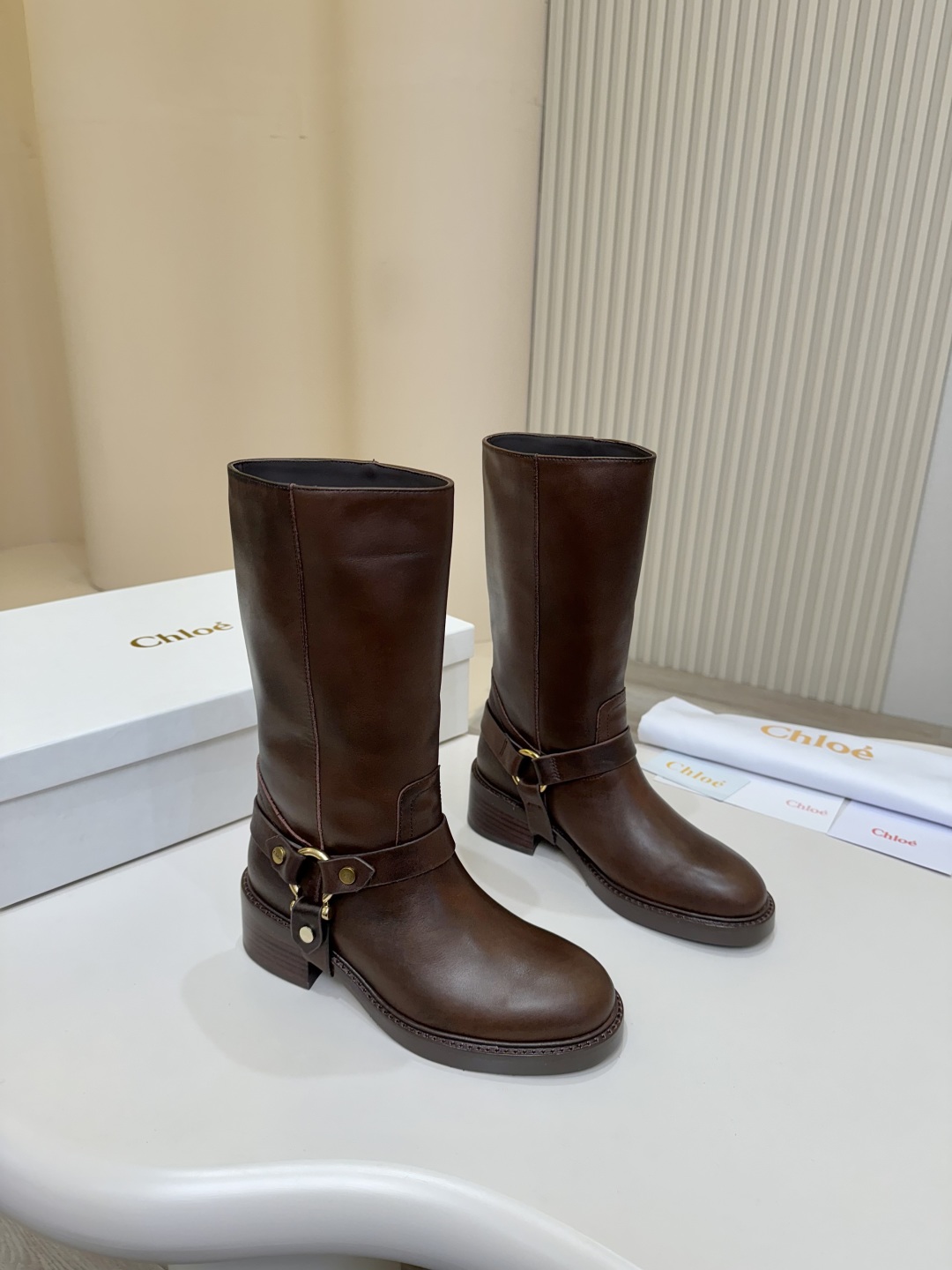 “Chloe Koe’s Knight Boots Review: Stylish & Comfortable Italian Leather Boots” - 图片 4