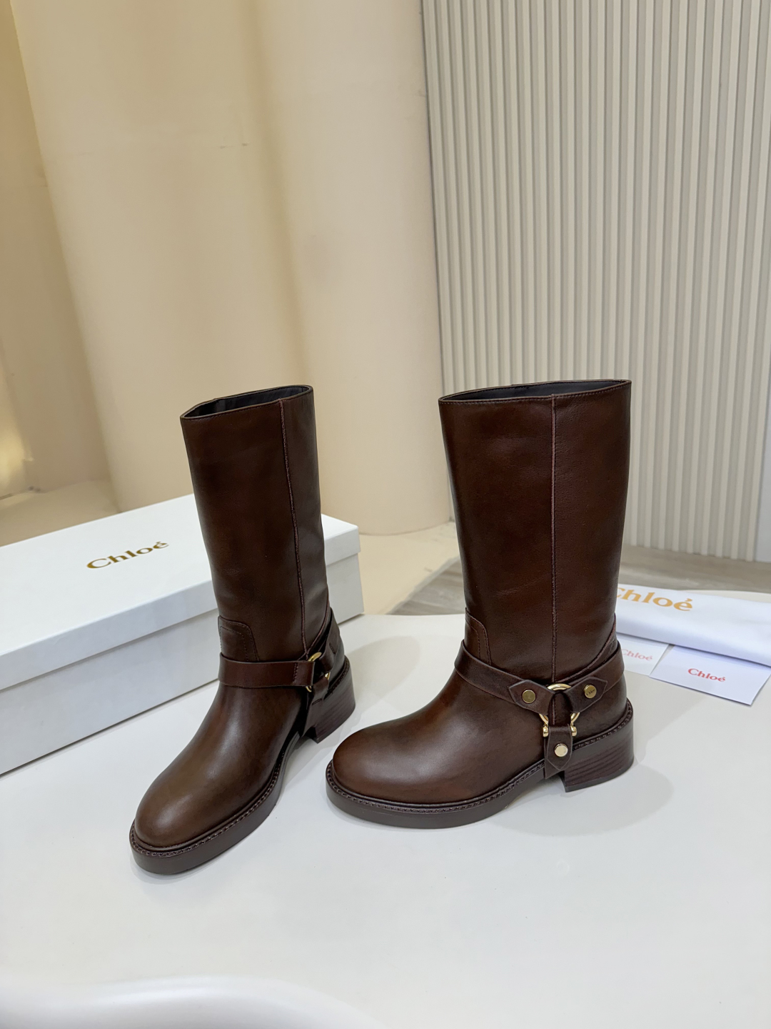 “Chloe Koe’s Knight Boots Review: Stylish & Comfortable Italian Leather Boots” - 图片 2
