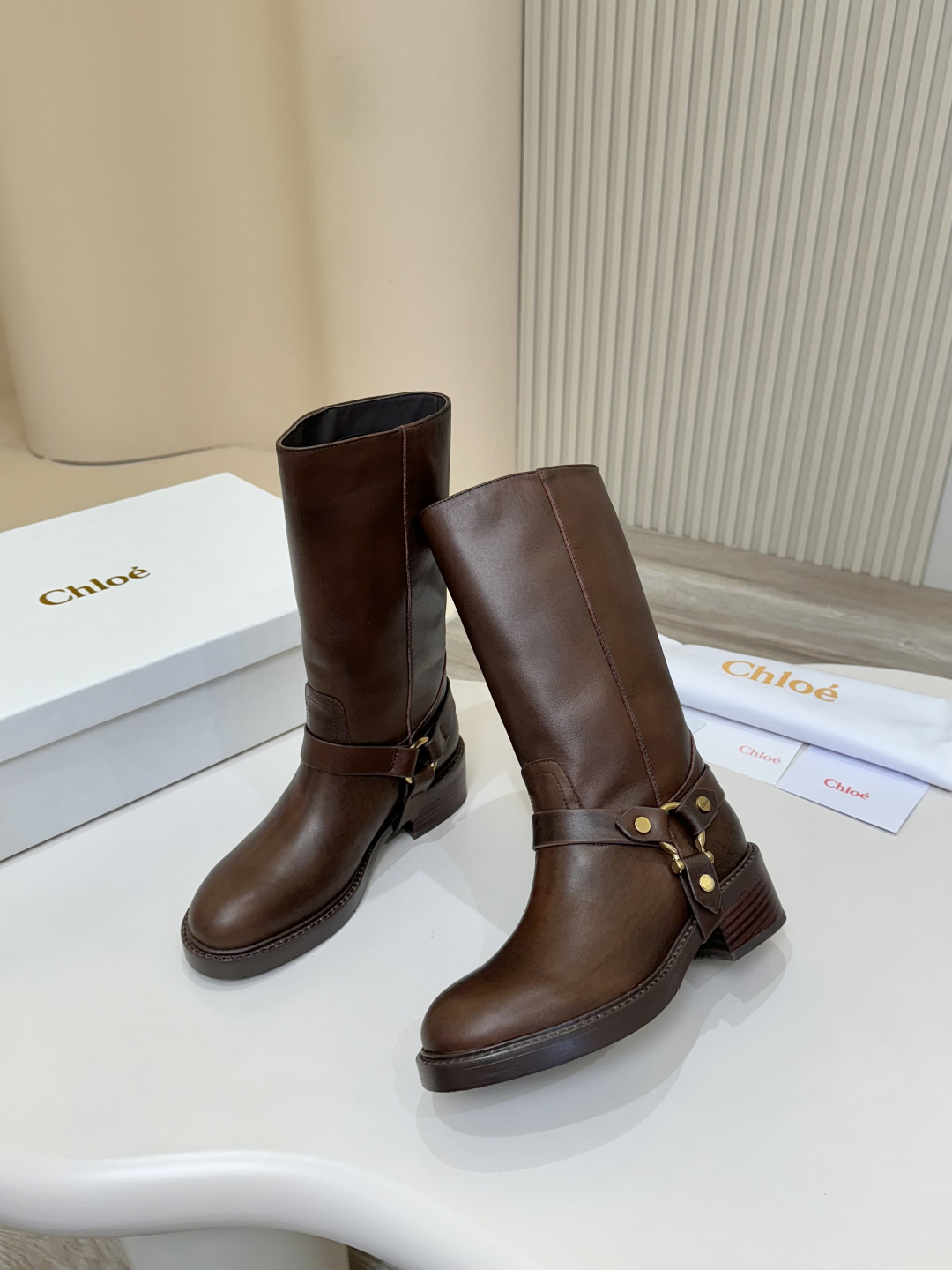 “Chloe Koe’s Knight Boots Review: Stylish & Comfortable Italian Leather Boots” - 图片 3