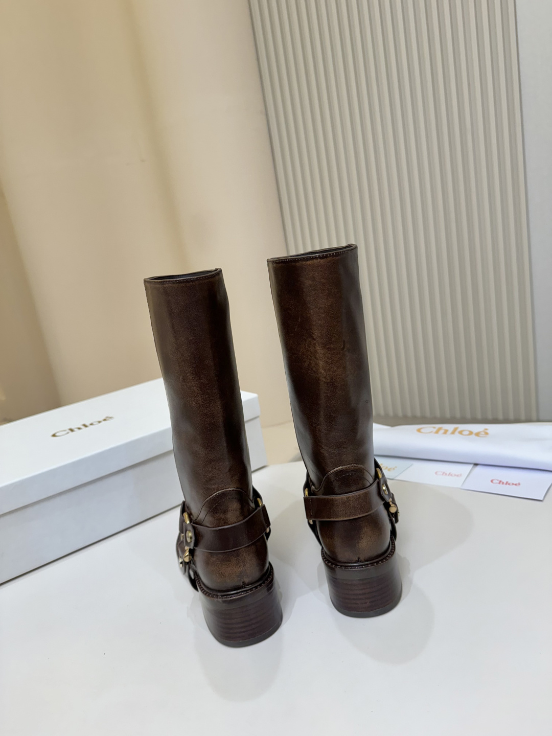 “Chloe Koe’s Knight Boots: Stylish Luxury Italian Leather Boots for Women” - 图片 4