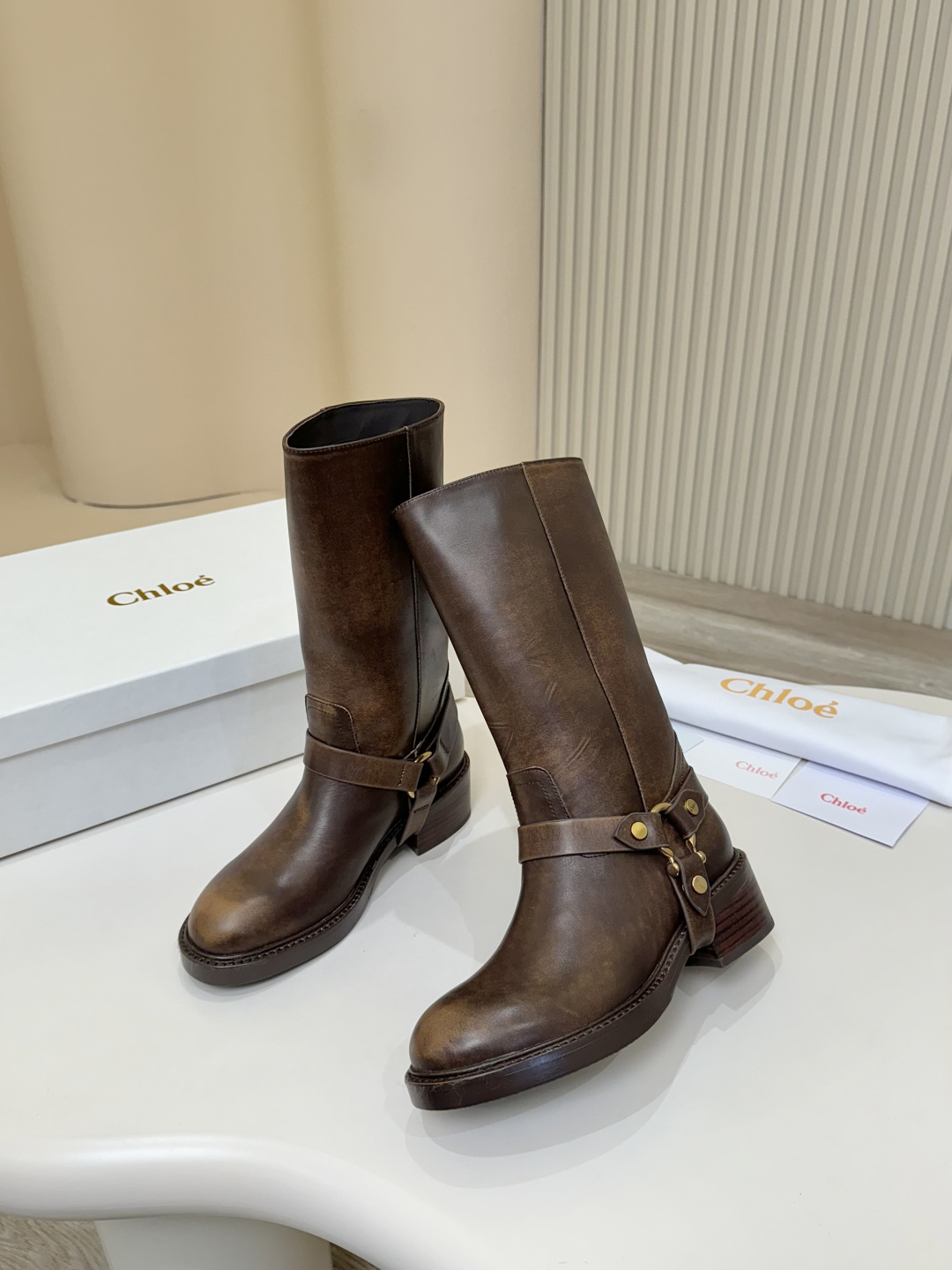 “Chloe Koe’s Knight Boots: Stylish Luxury Italian Leather Boots for Women” - 图片 5
