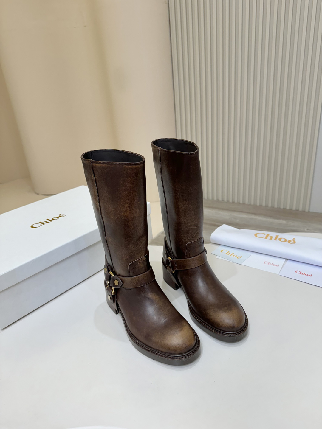 “Chloe Koe’s Knight Boots: Stylish Luxury Italian Leather Boots for Women” - 图片 3