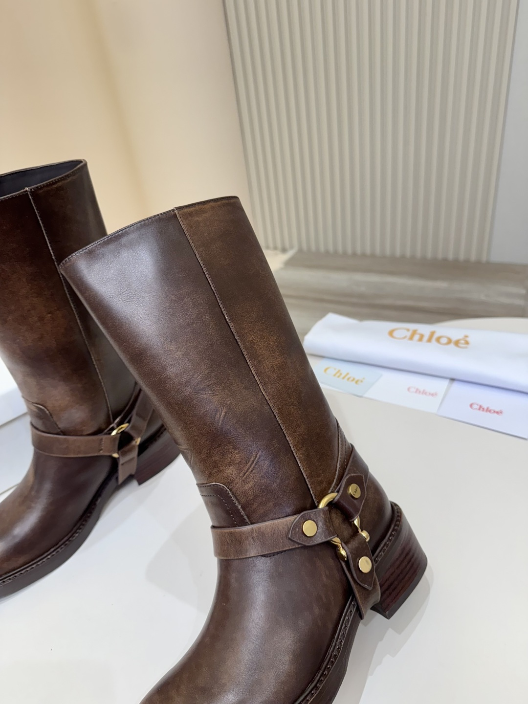 “Chloe Koe’s Knight Boots: Stylish Luxury Italian Leather Boots for Women” - 图片 9