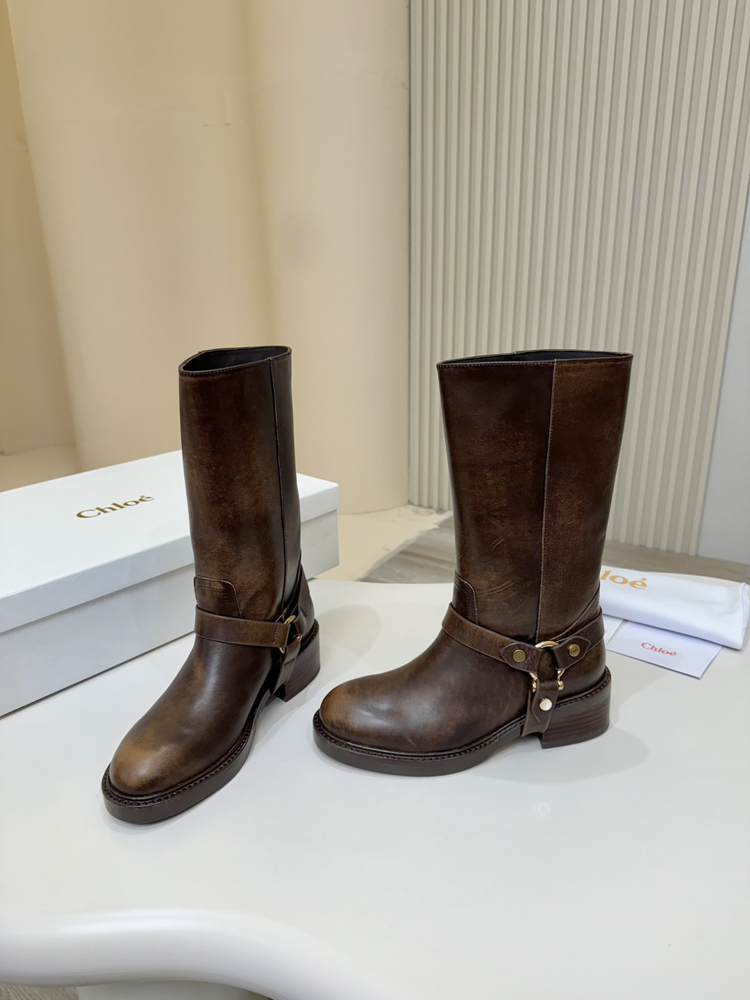 “Chloe Koe’s Knight Boots: Stylish Luxury Italian Leather Boots for Women” - 图片 2