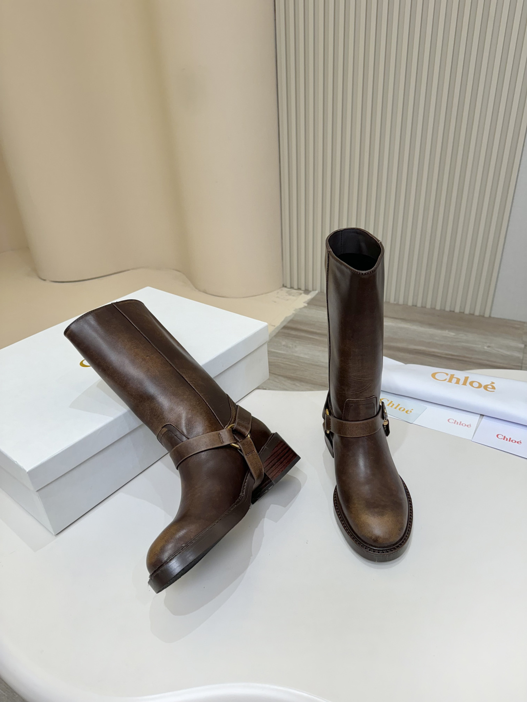 “Chloe Koe’s Knight Boots: Stylish Luxury Italian Leather Boots for Women” - 图片 8