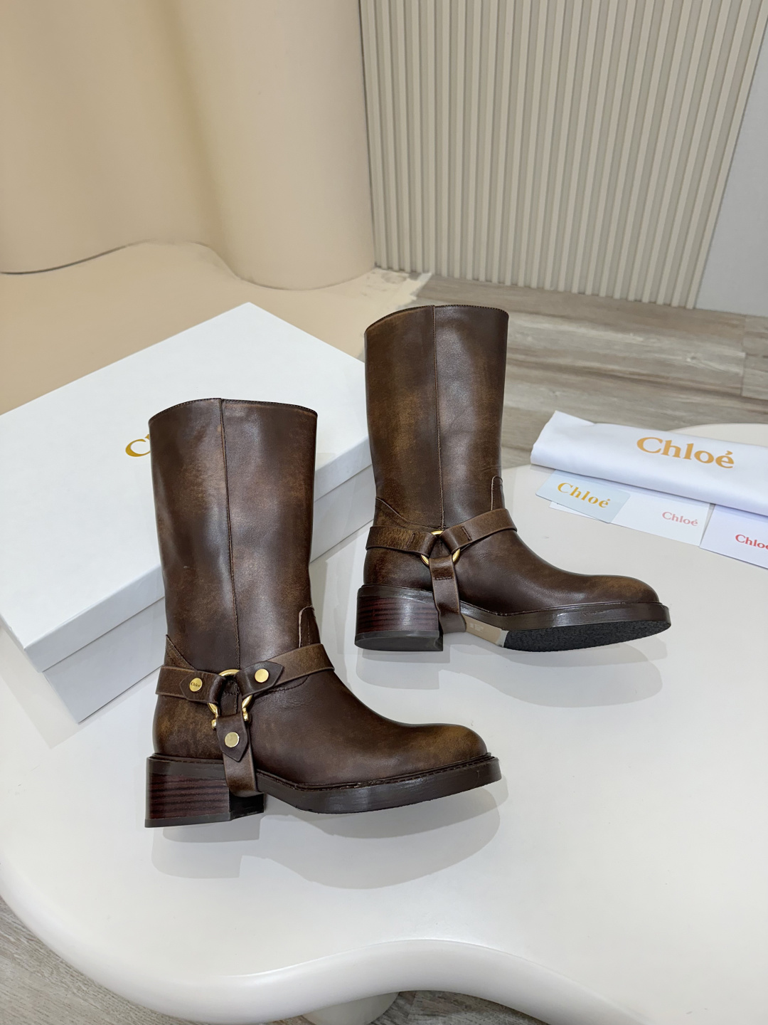 “Chloe Koe’s Knight Boots: Stylish Luxury Italian Leather Boots for Women” - 图片 7